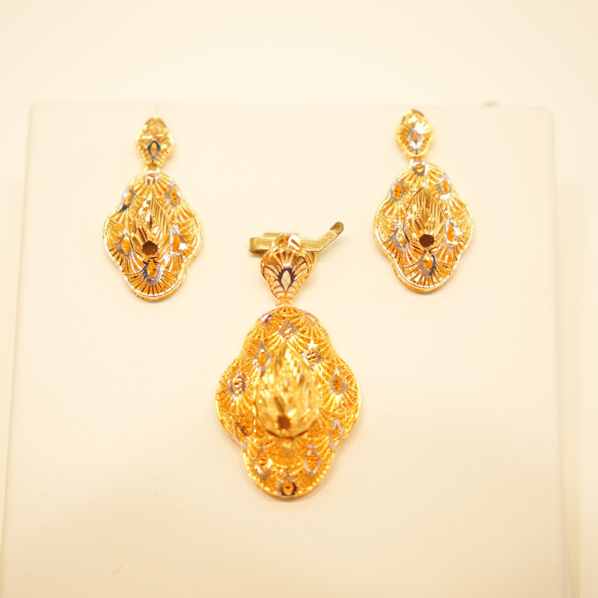 22K Gold Scalloped Enamel Pendant Set