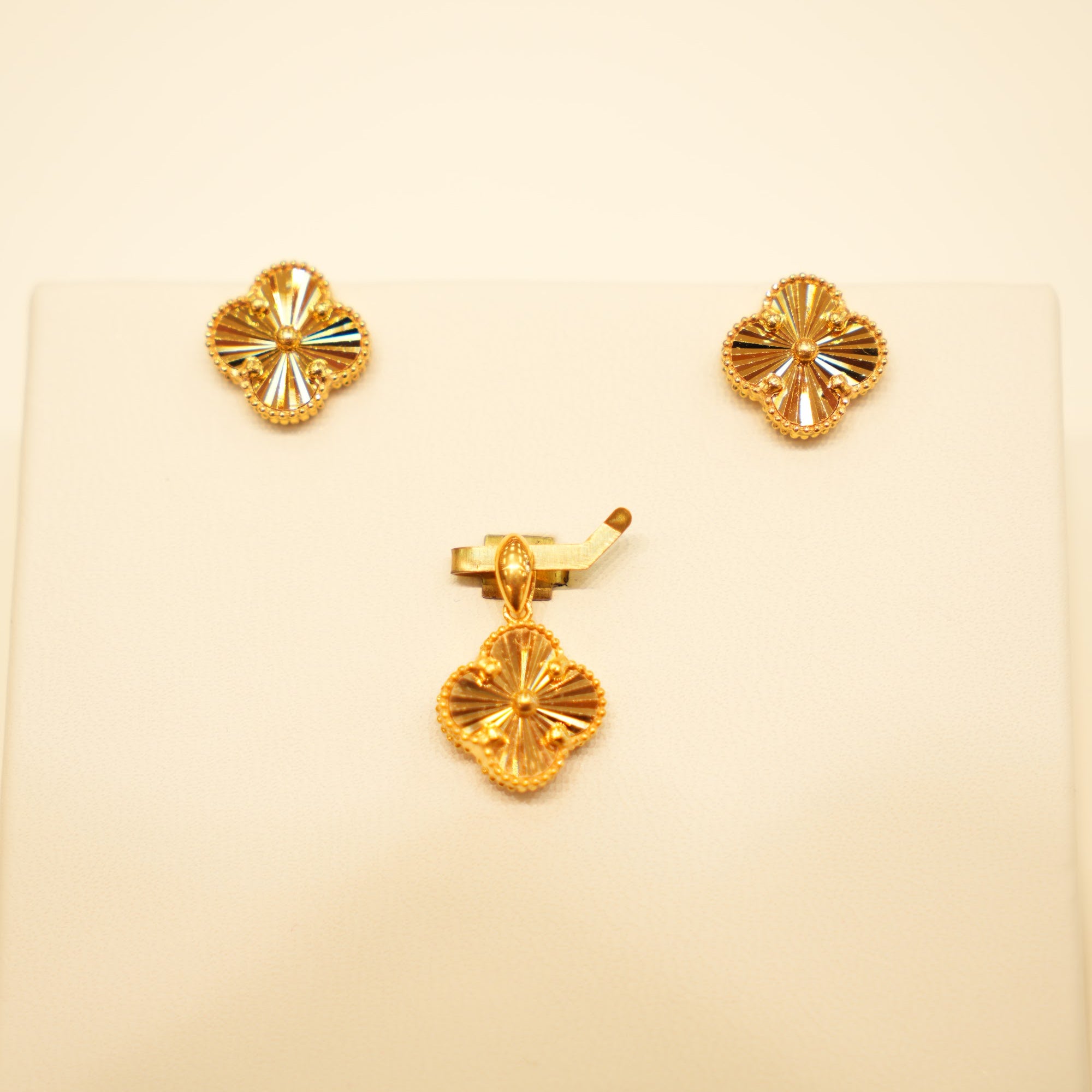22K Gold Sparkle Clover Pendant Set