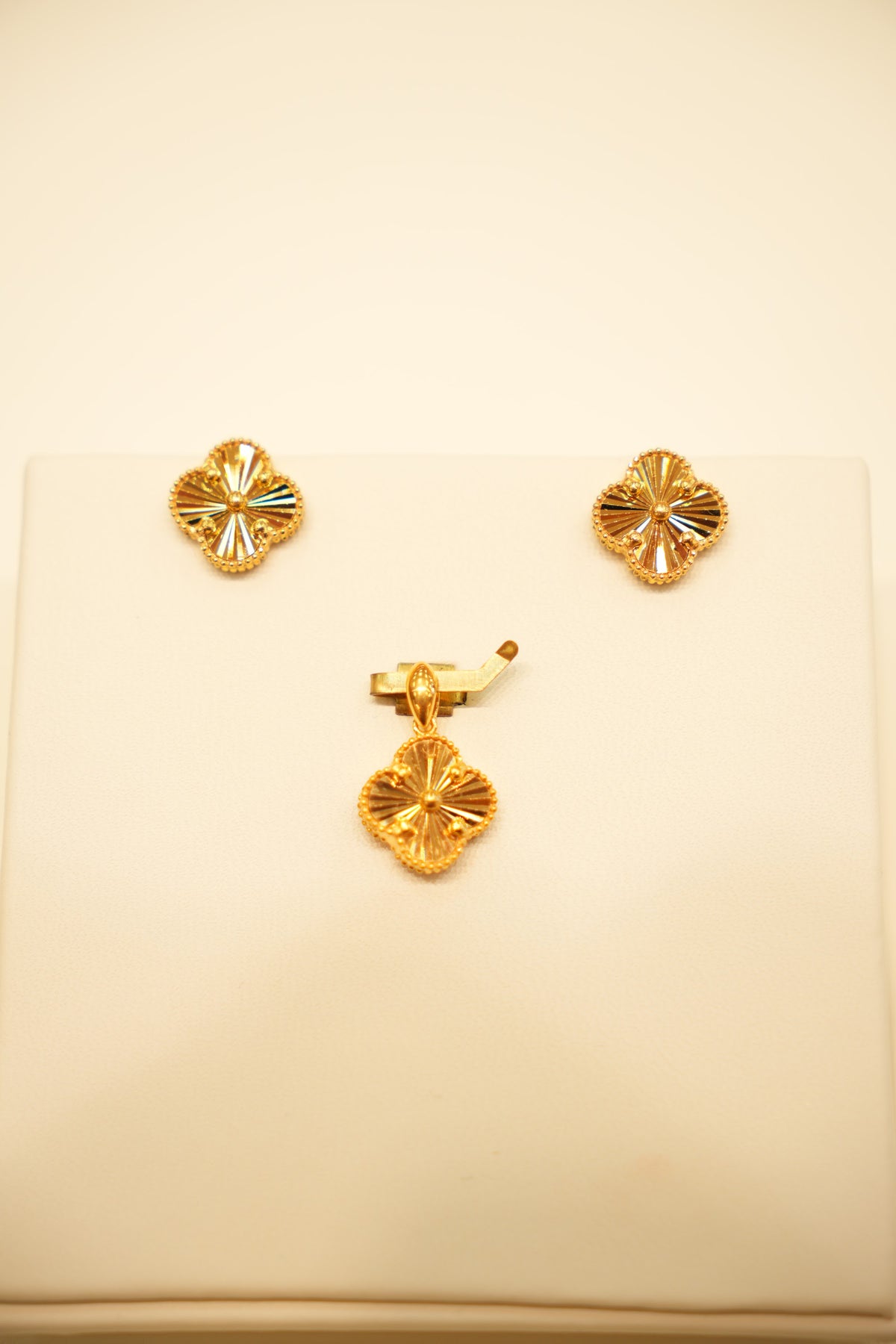22K Gold Sparkle Clover Pendant Set
