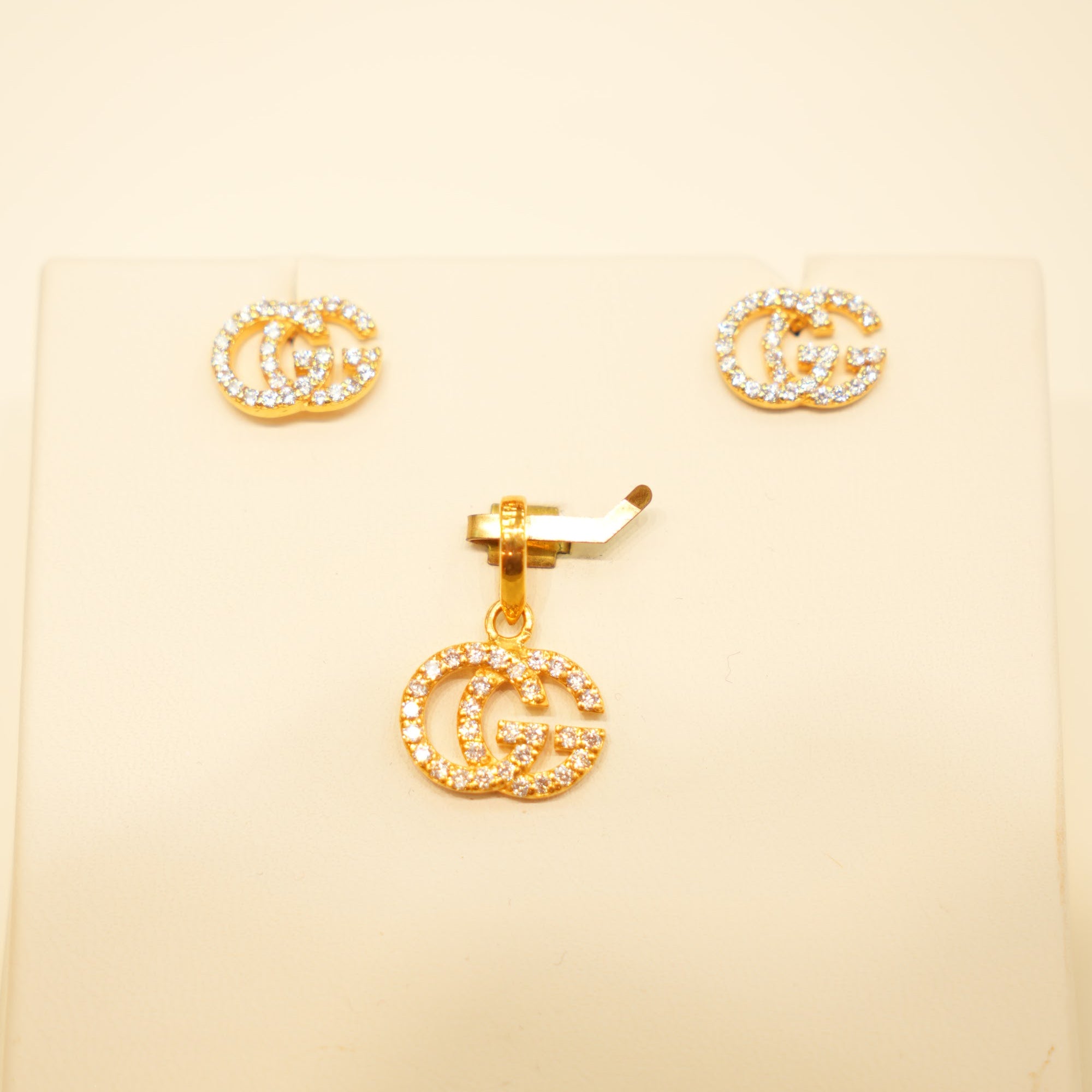 22K Gold Pavé Spiral Pendant Set