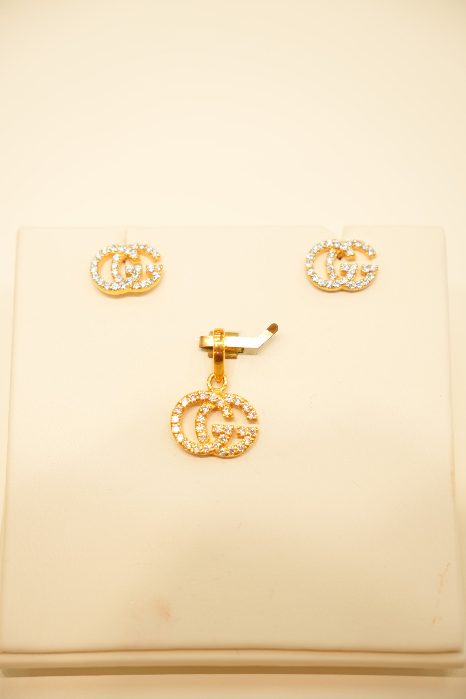 22K Gold Pavé Spiral Pendant Set