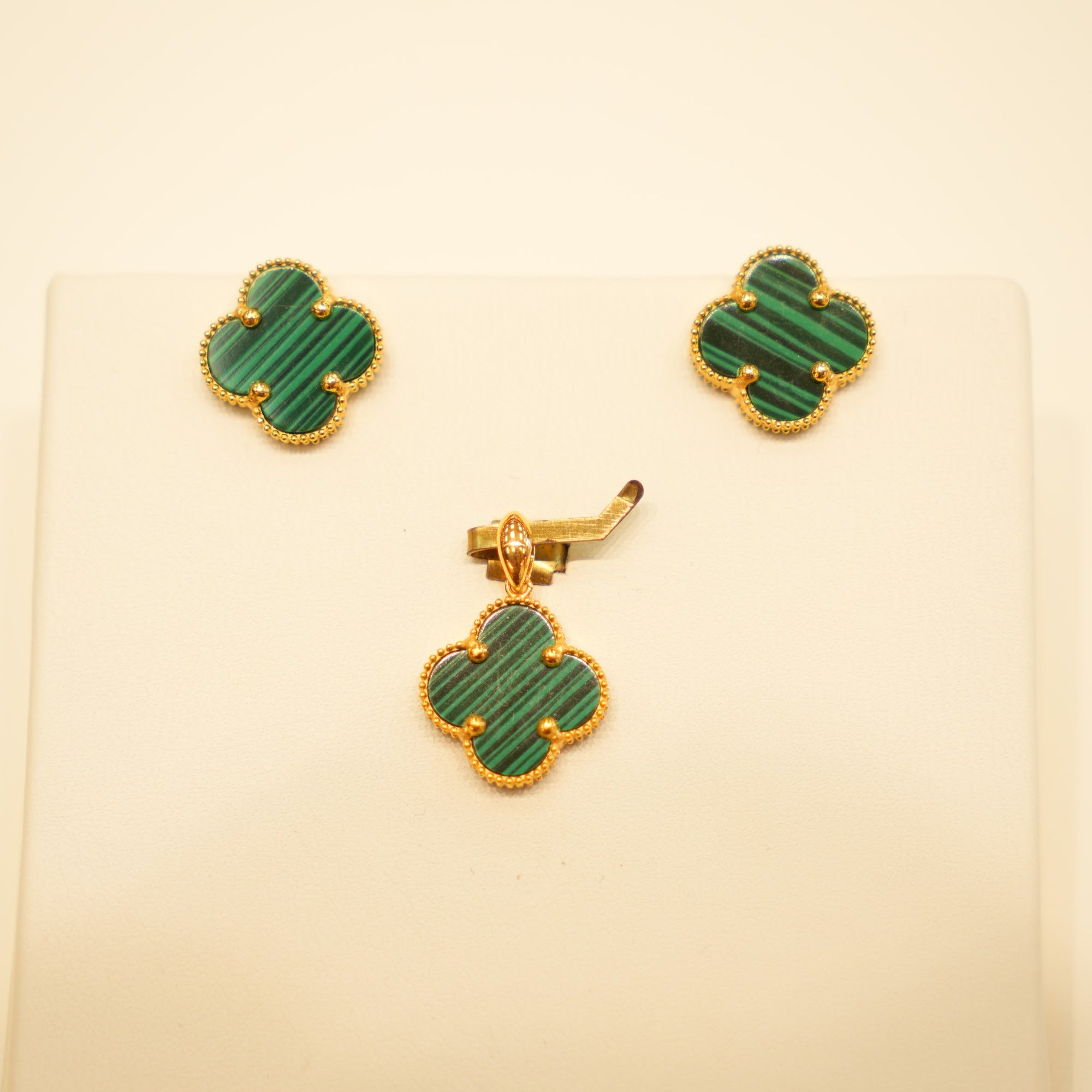 22K Gold Green Stone Clover Pendant Set