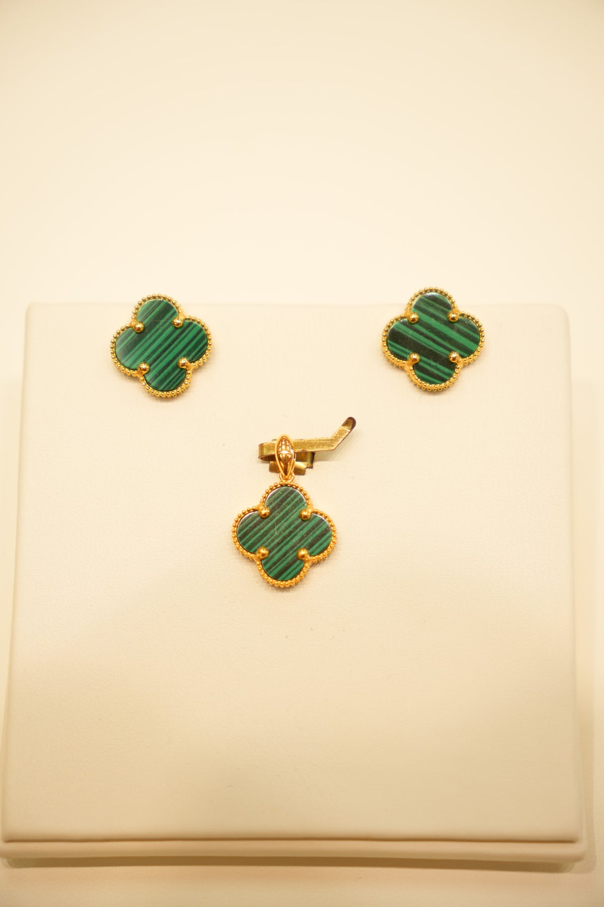 22K Gold Green Stone Clover Pendant Set