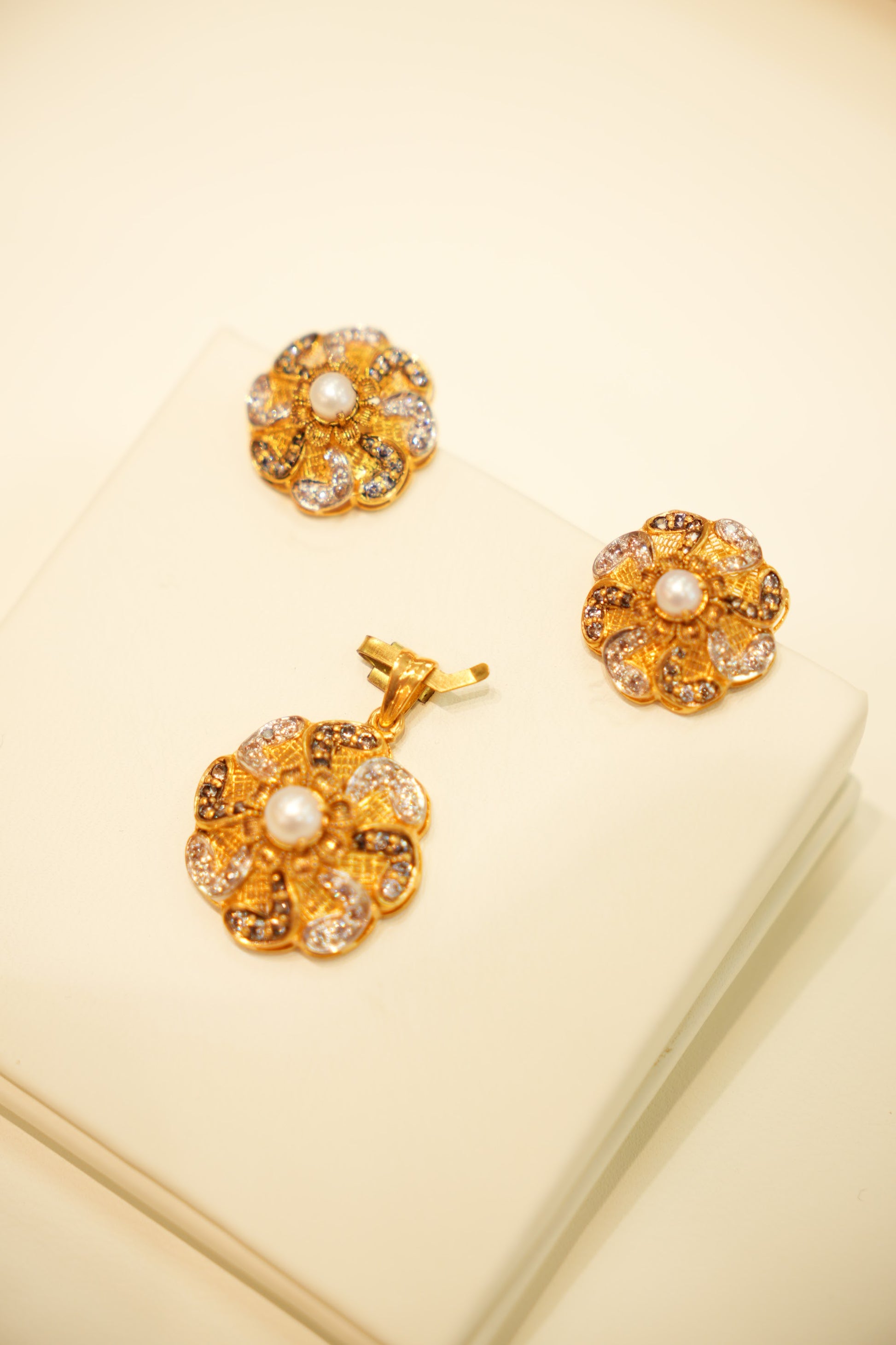 22K Gold Pearl Flower Pendant Set
