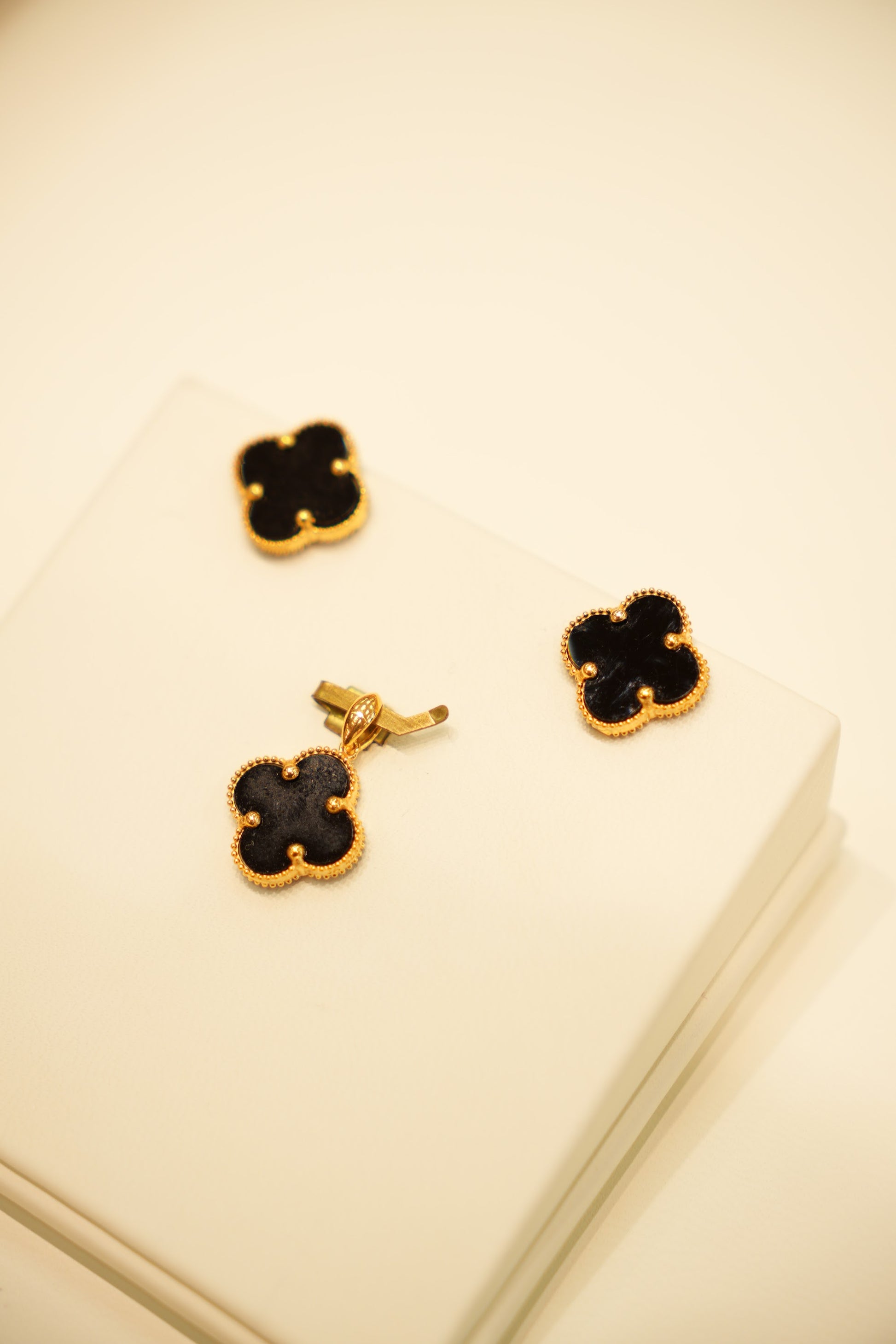 22K Gold Black Onyx Clover Pendant Set
