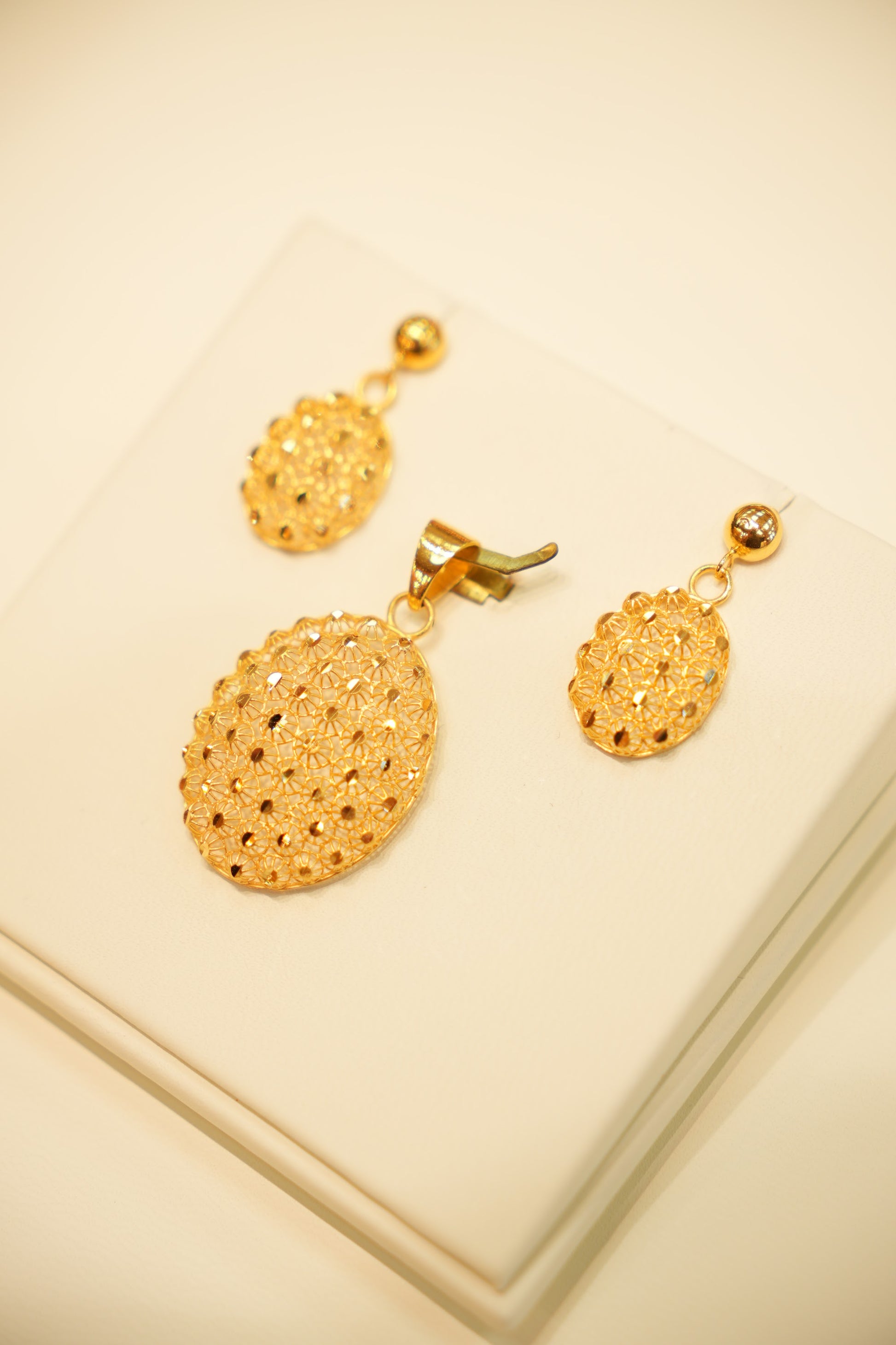 22K Gold Oval Mesh Pendant Set
