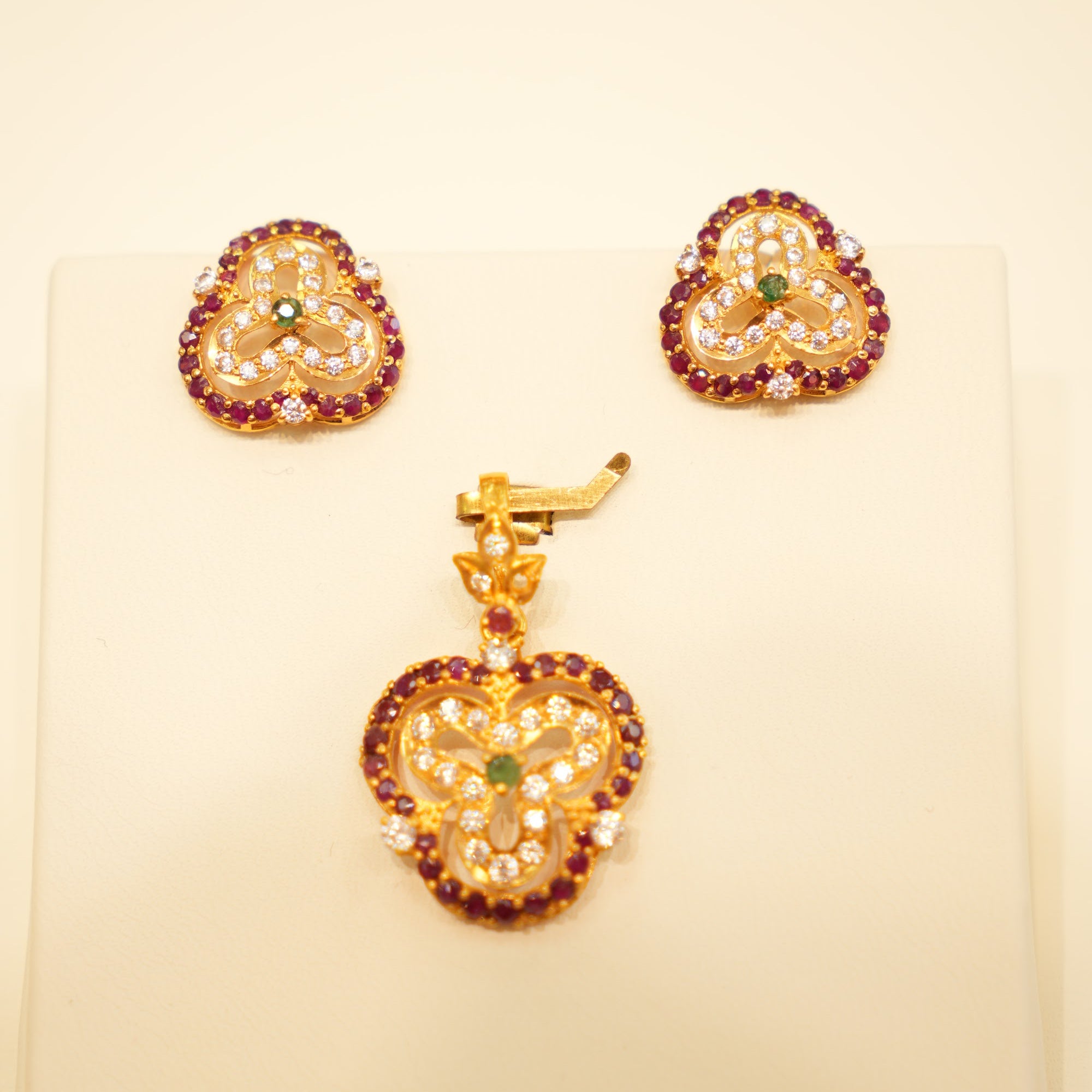 22K Gold Multi-Stone Clover Pendant Set