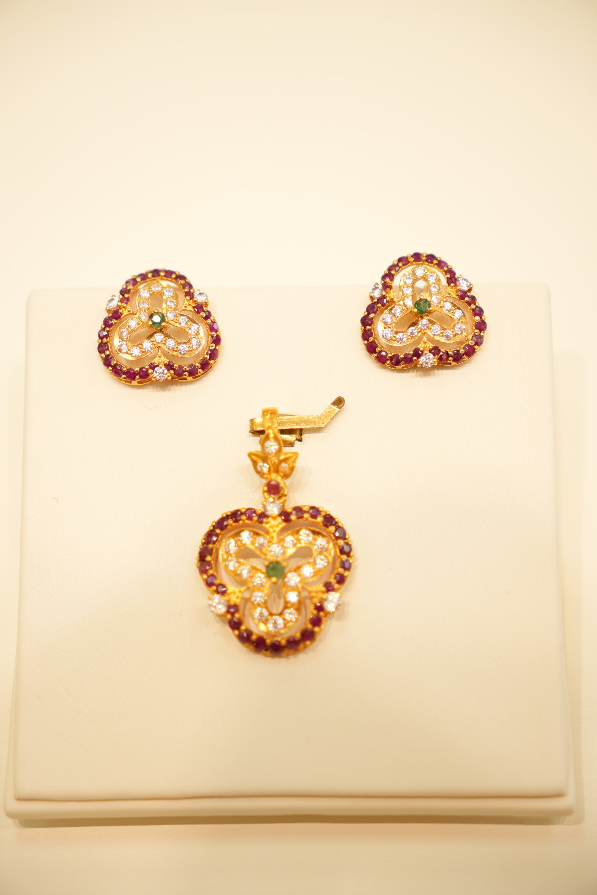 22K Gold Multi-Stone Clover Pendant Set
