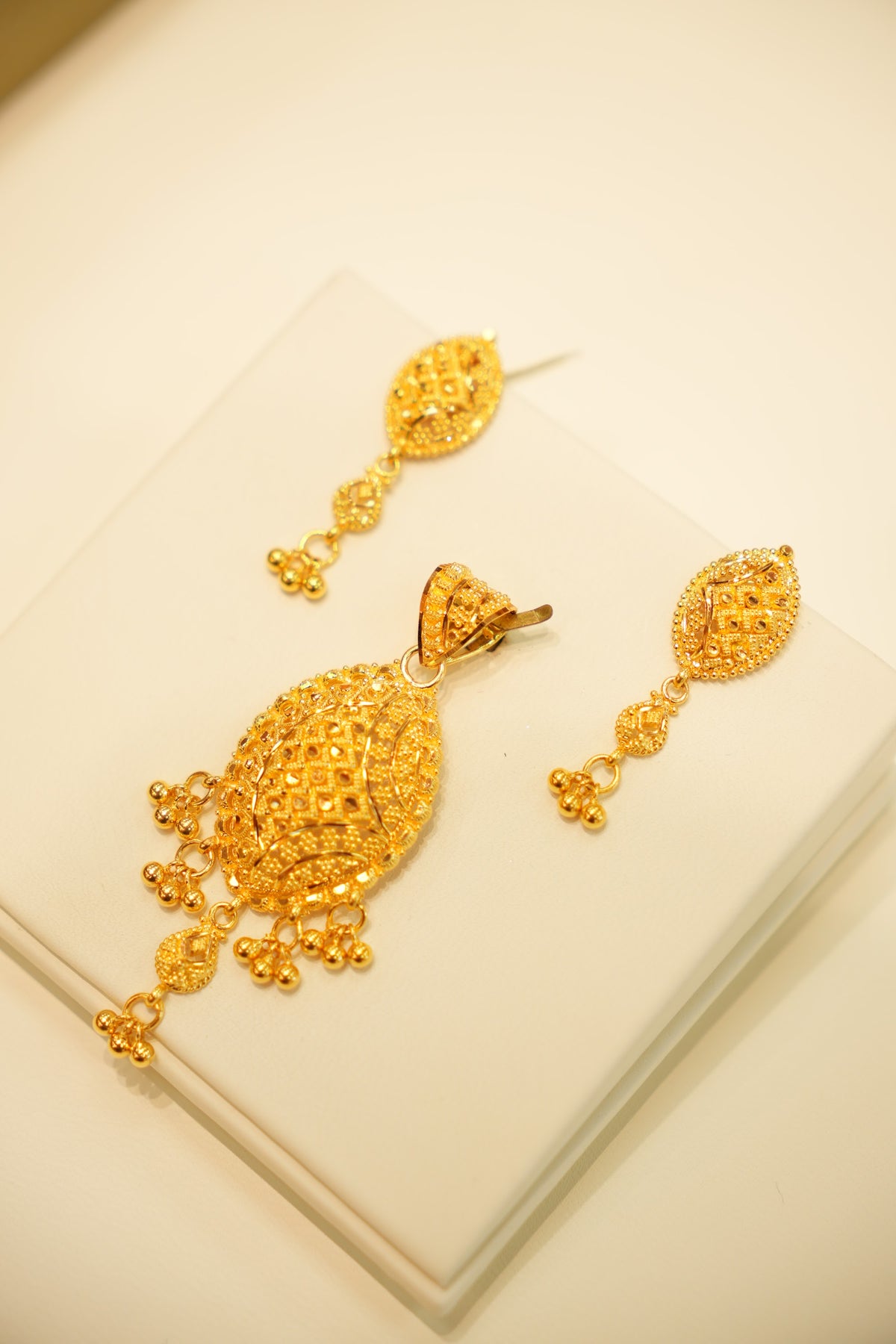 22K Gold Oval Lattice Pendant Set