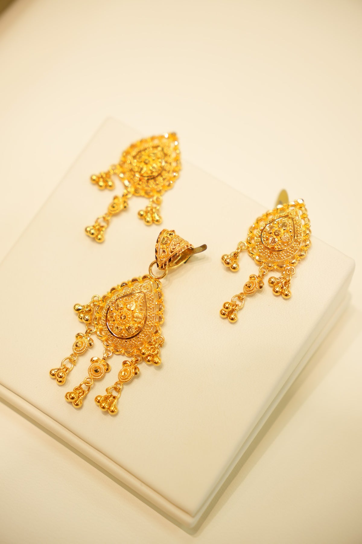 22K Gold Filigree Shield Pendant Set