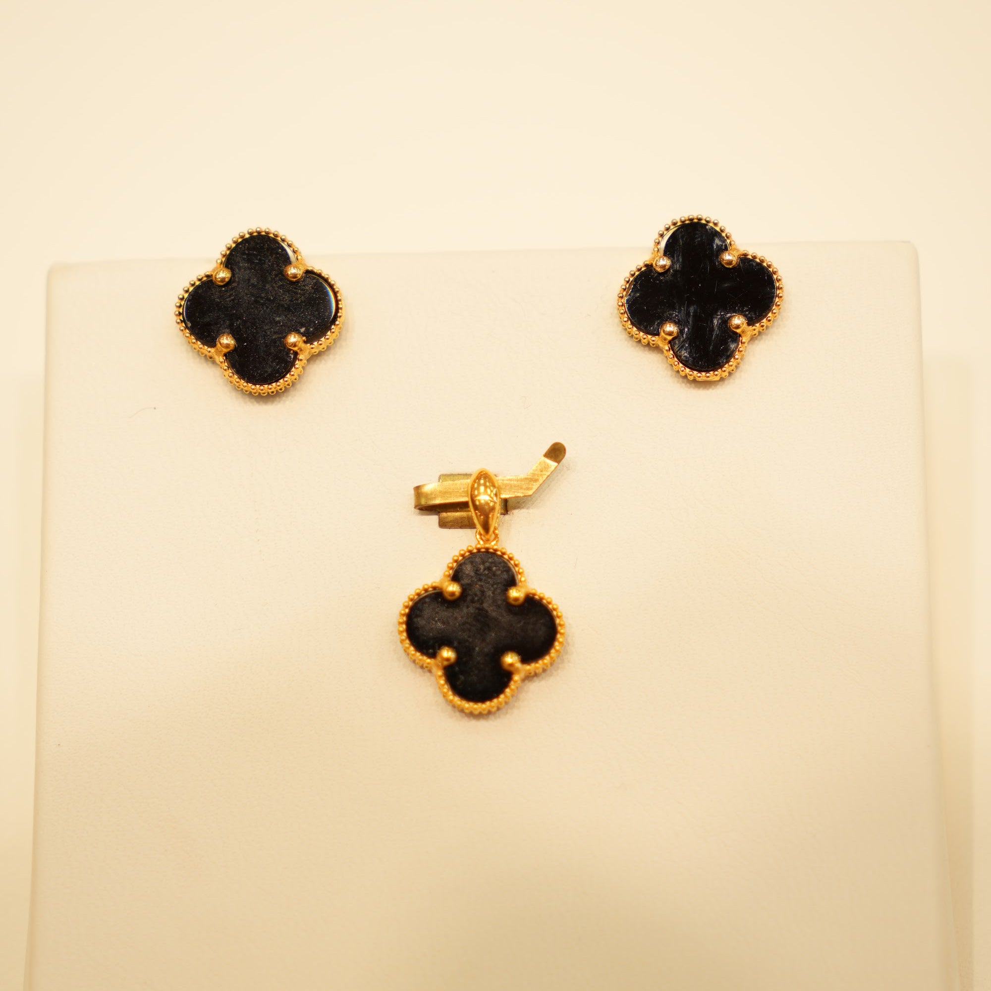 22K Gold Black Onyx Clover Pendant Set