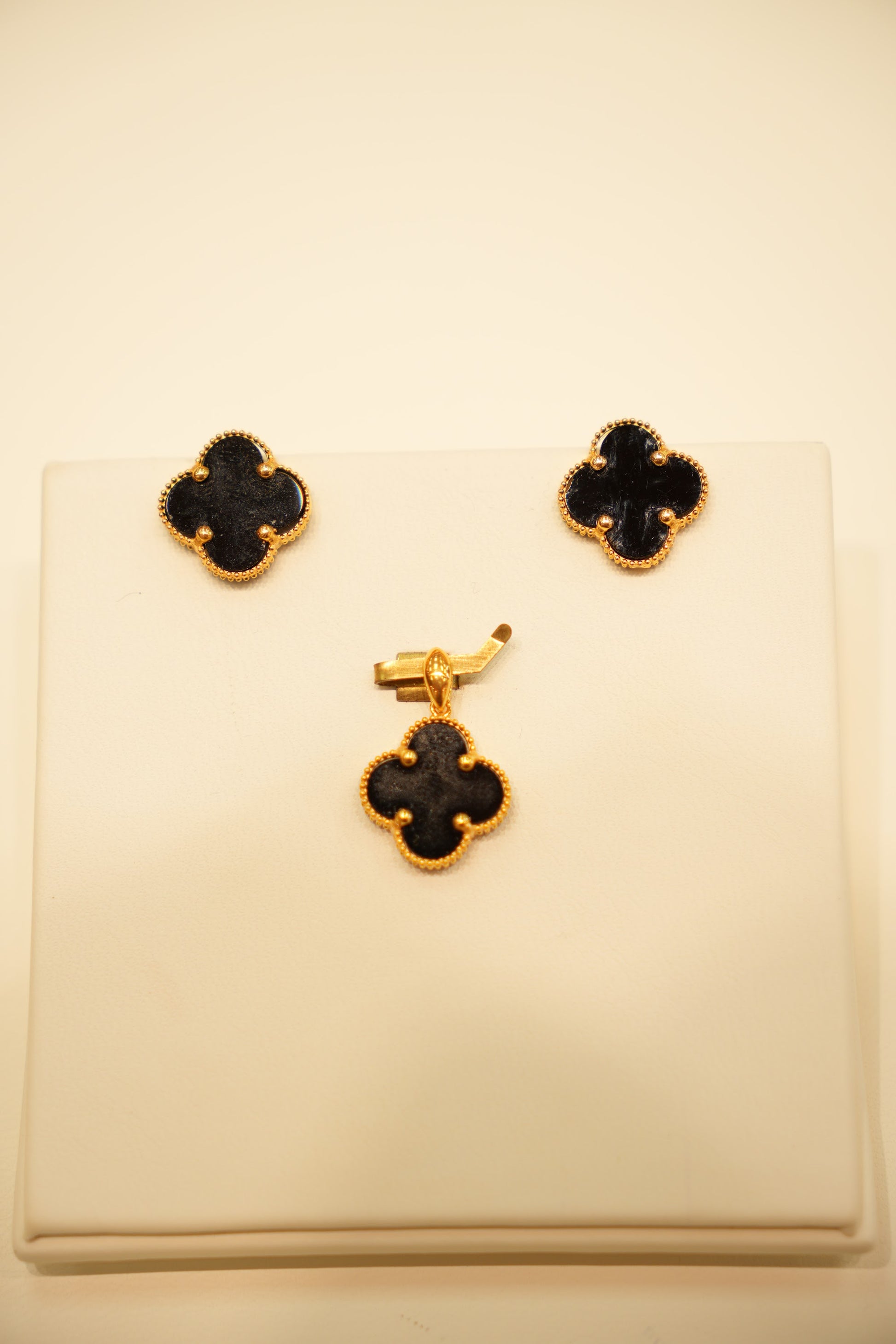 22K Gold Black Onyx Clover Pendant Set