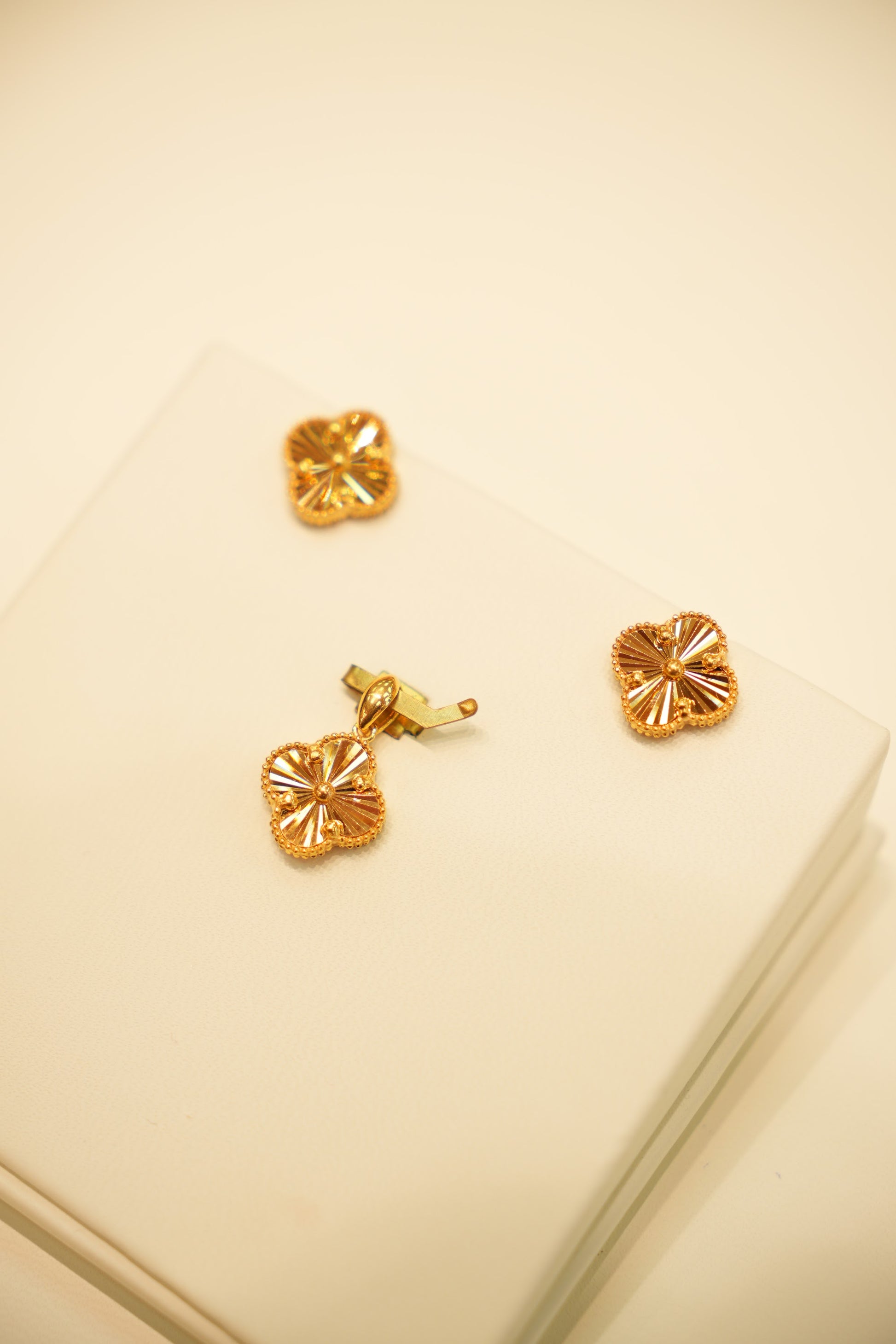 22K Gold Sparkle Clover Pendant Set