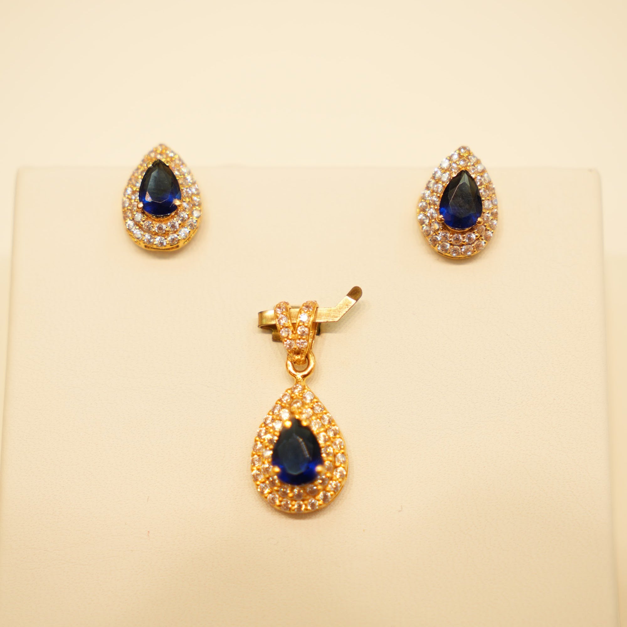 22K Gold Sapphire Halo Pendant Set
