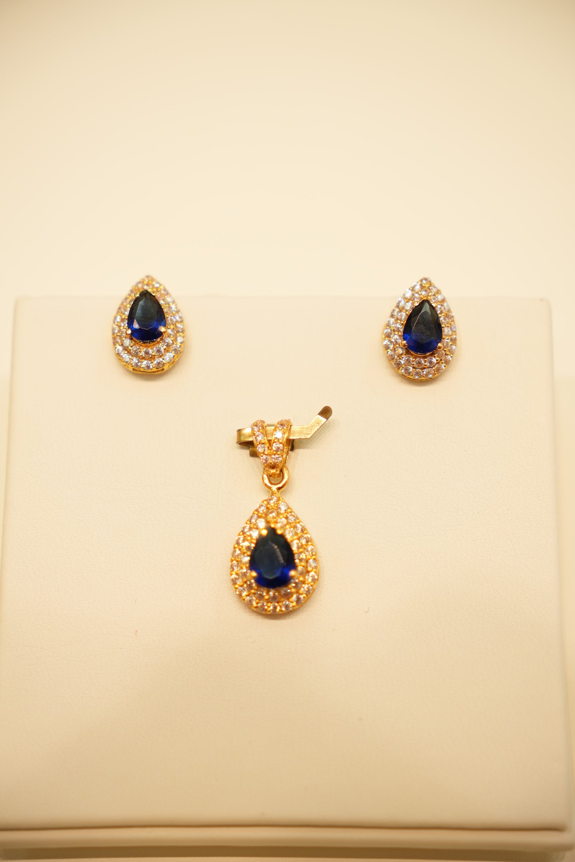 22K Gold Sapphire Halo Pendant Set