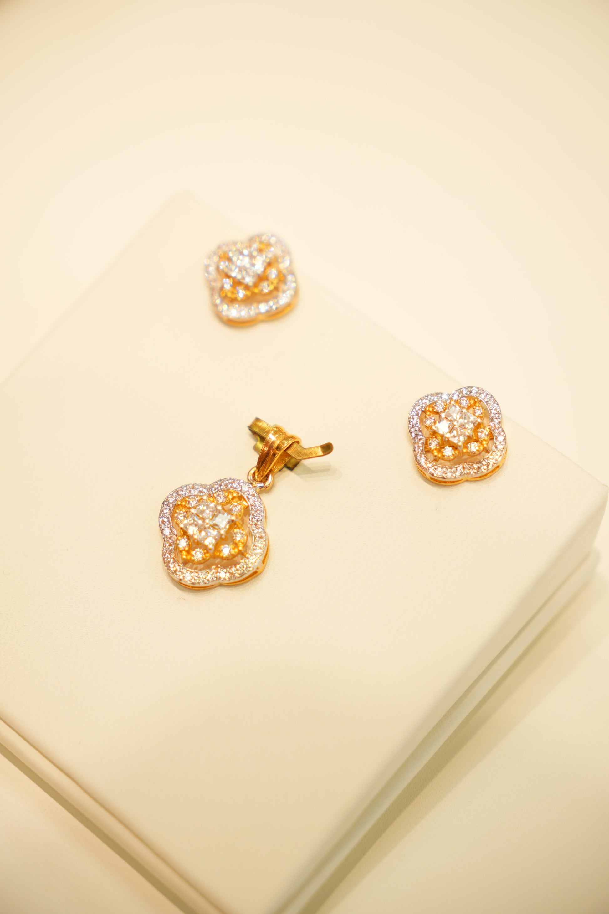 22K Gold Clover Pavé Pendant Set