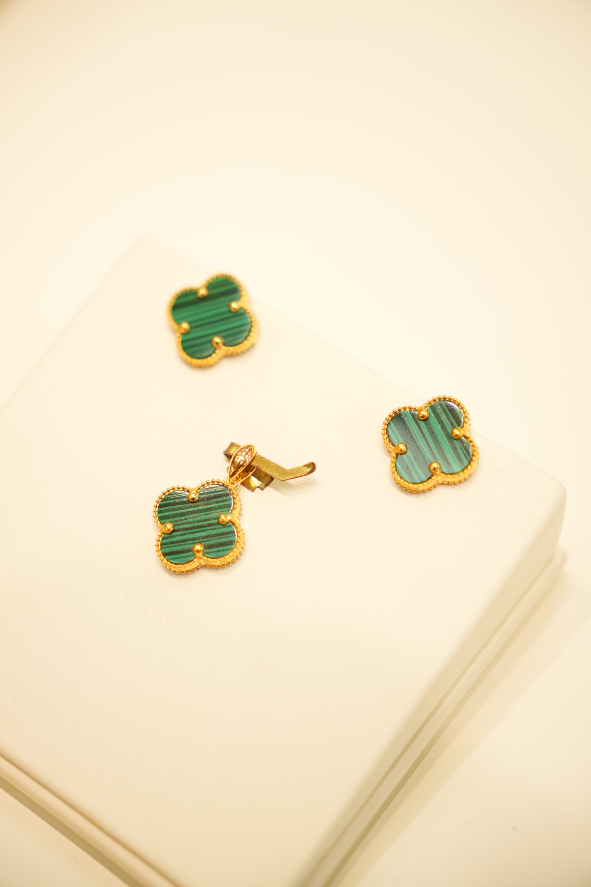 22K Gold Green Stone Clover Pendant Set