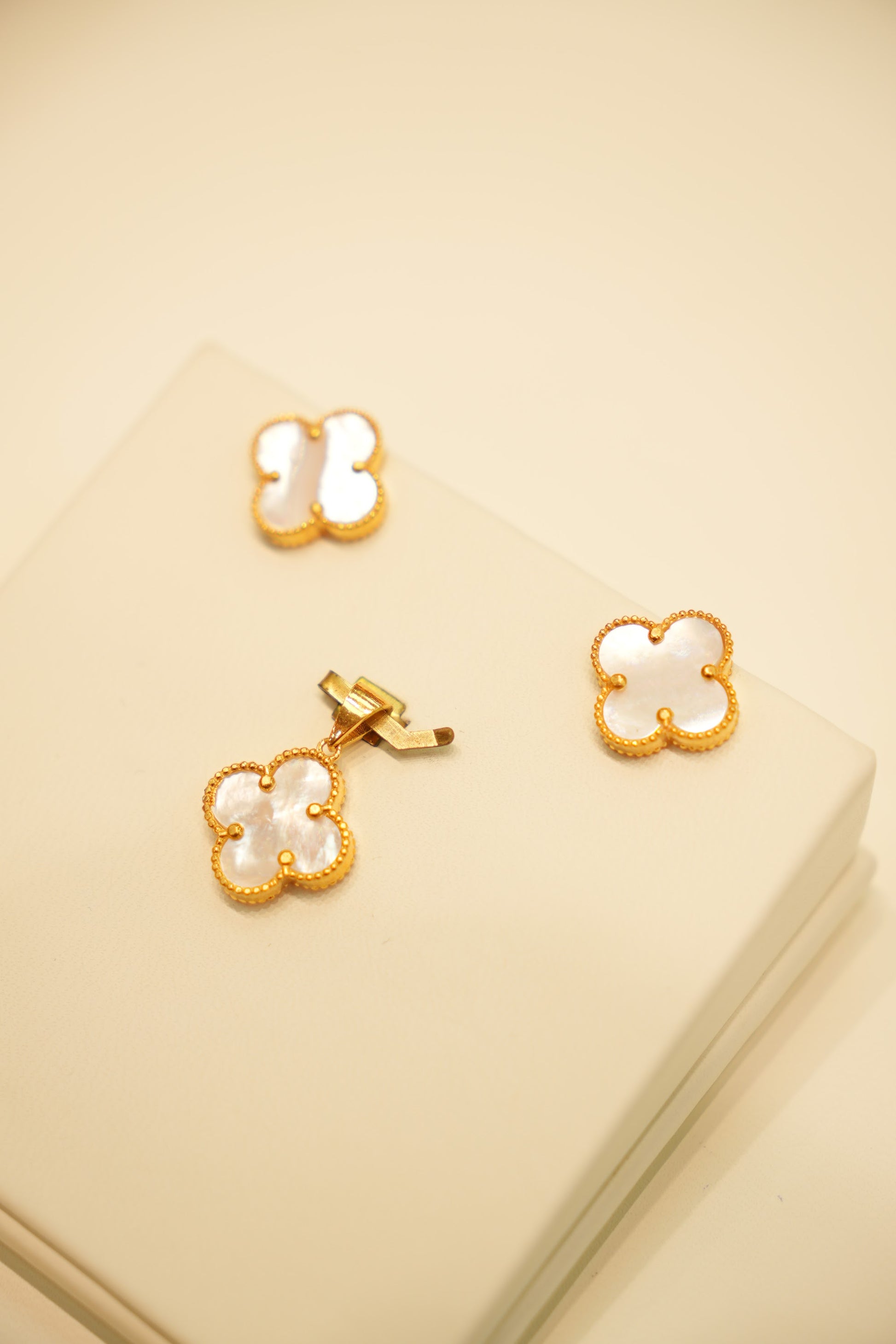 22K Gold White Clover Pendant Set