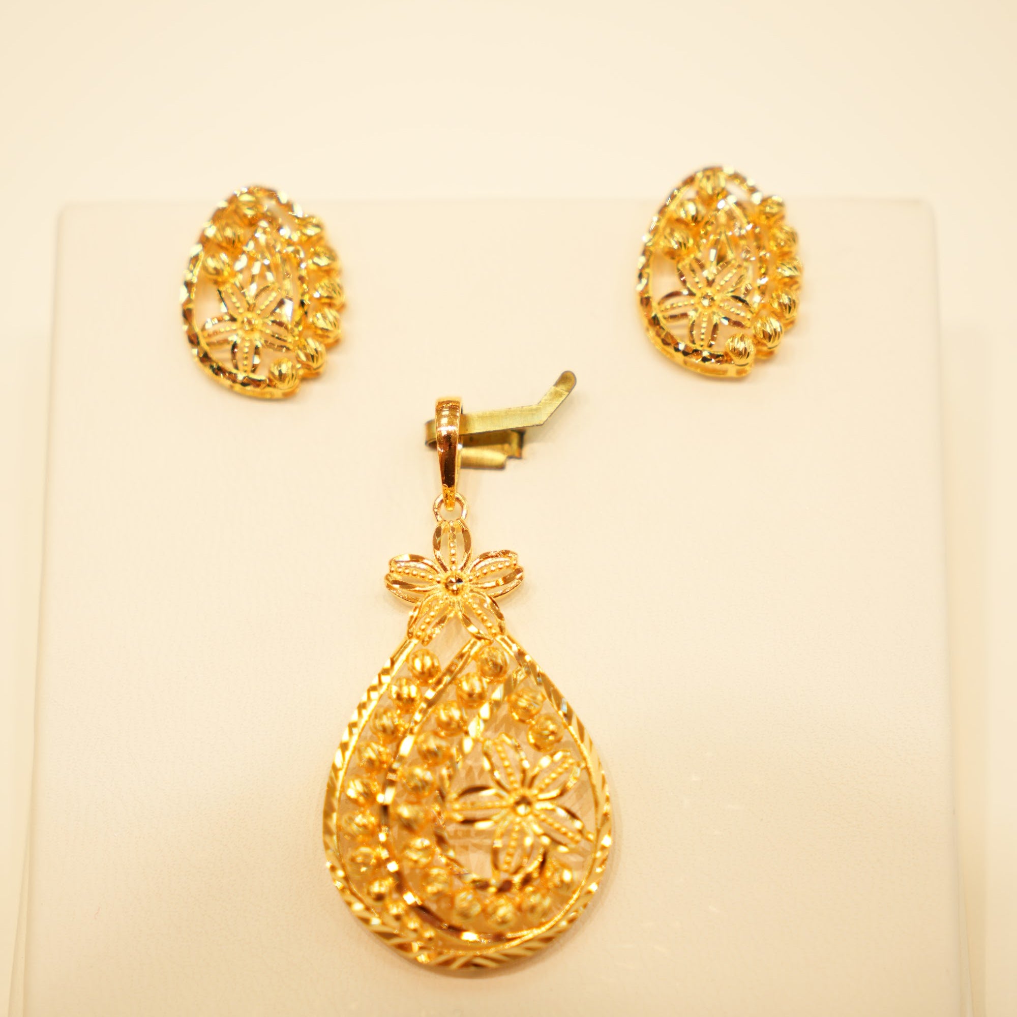 22K Gold Teardrop Flower Pendant Set