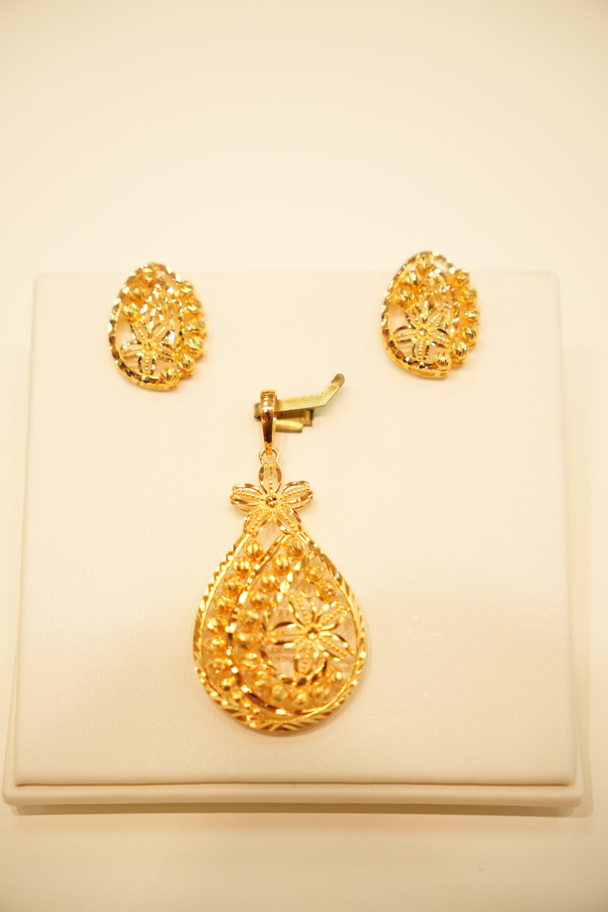 22K Gold Teardrop Flower Pendant Set