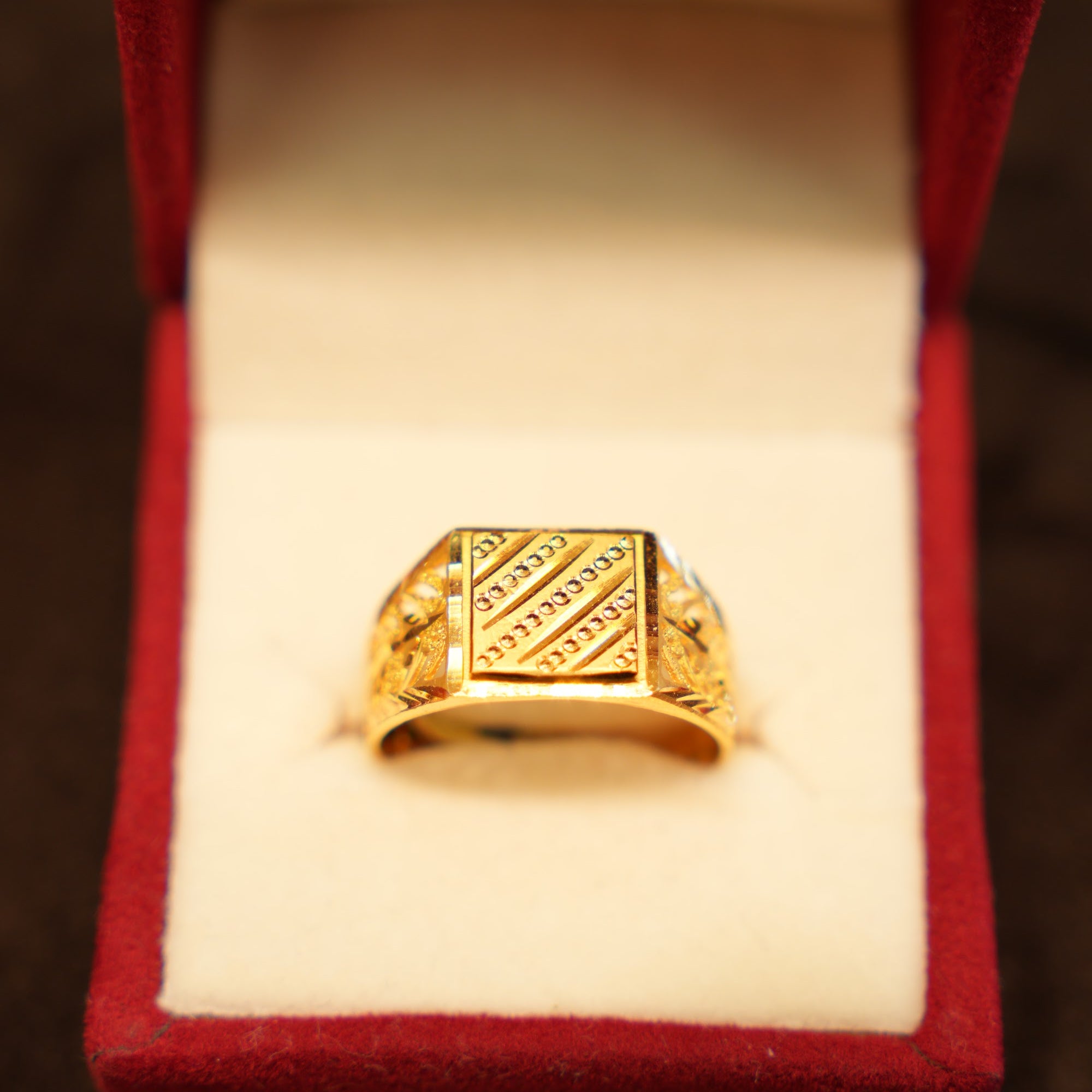22K Gold Diagonal Bead Line Ring