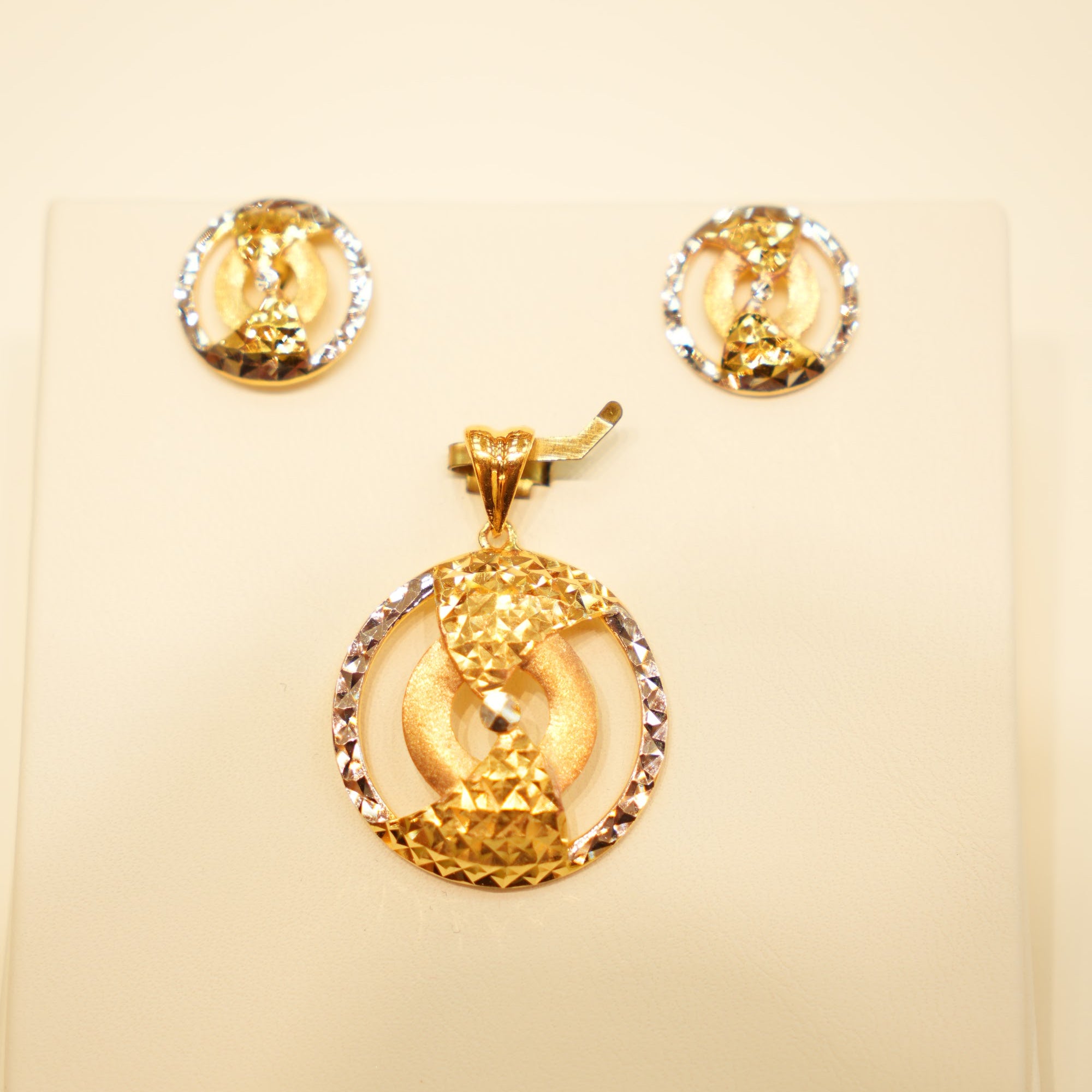 22K Gold Circular Bow Pendant Set