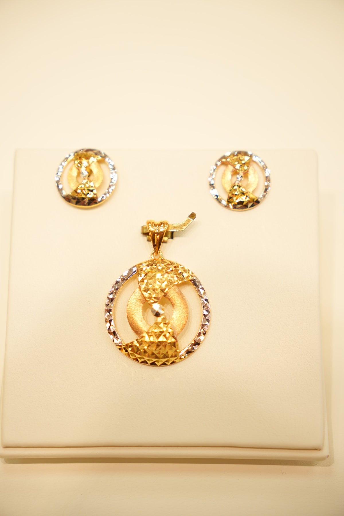 22K Gold Circular Bow Pendant Set