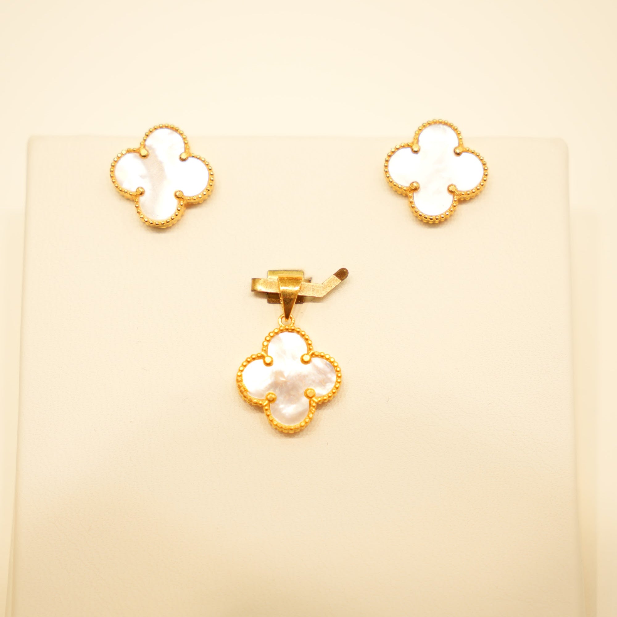 22K Gold White Clover Pendant Set