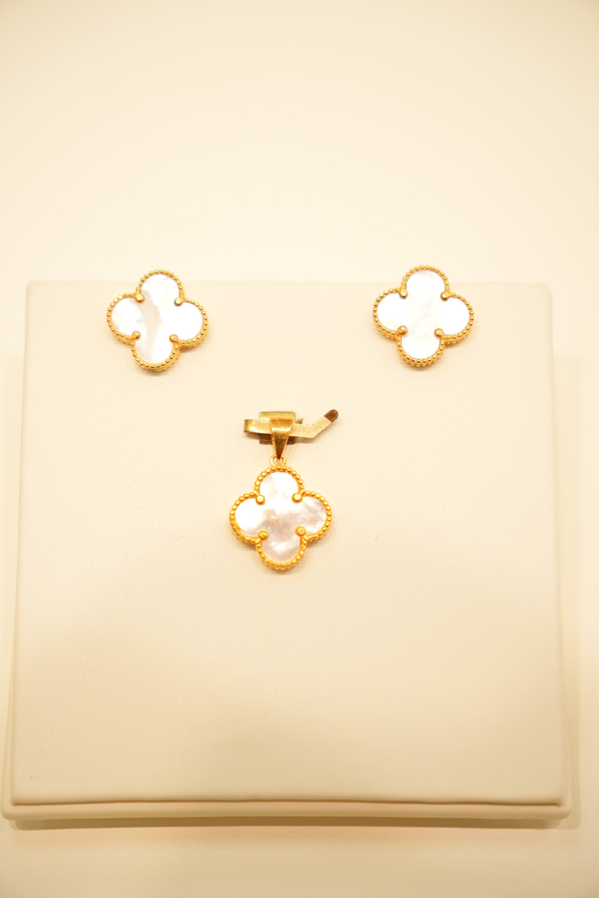 22K Gold White Clover Pendant Set
