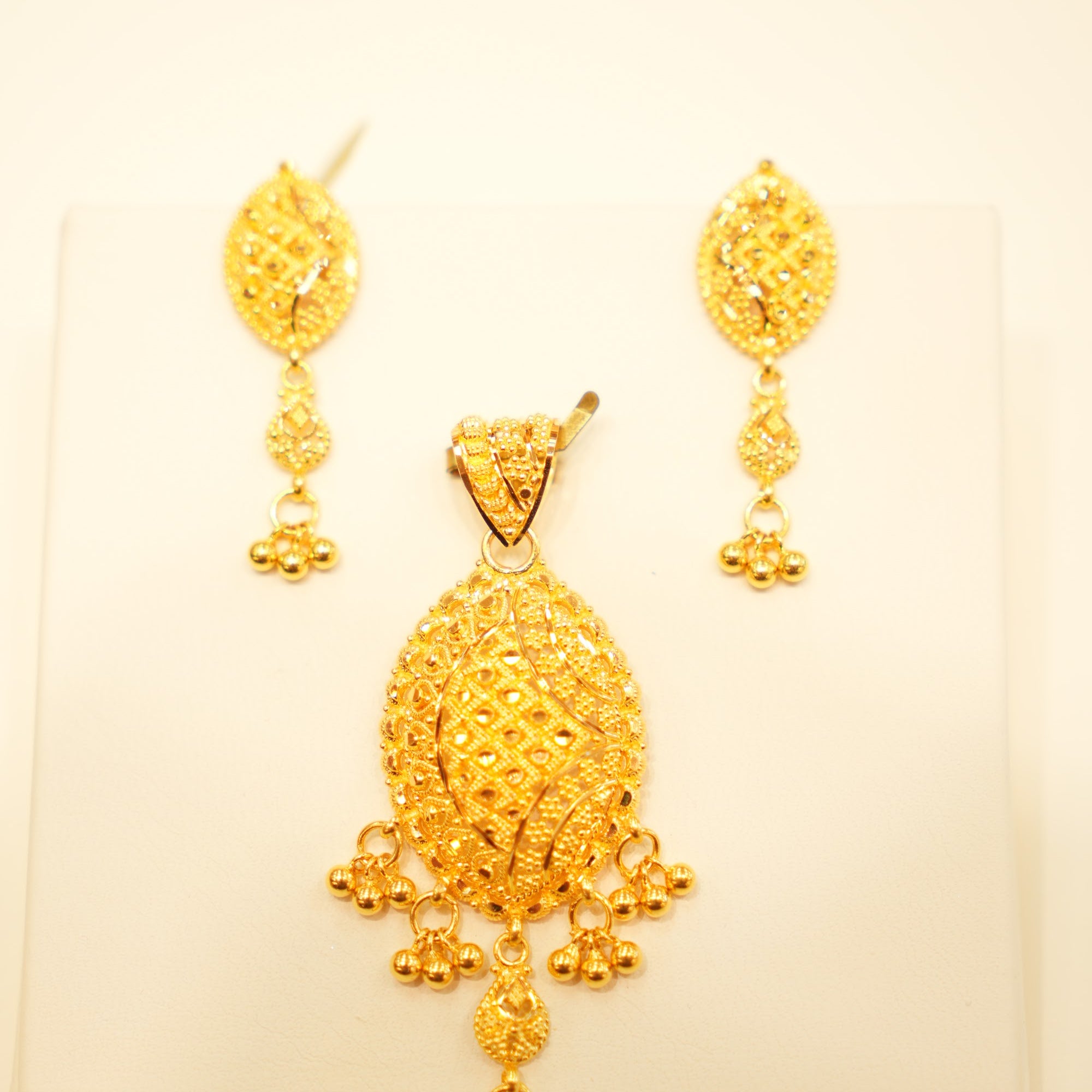 22K Gold Oval Lattice Pendant Set