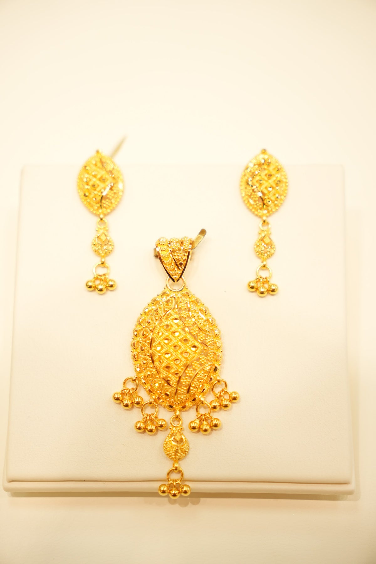 22K Gold Oval Lattice Pendant Set