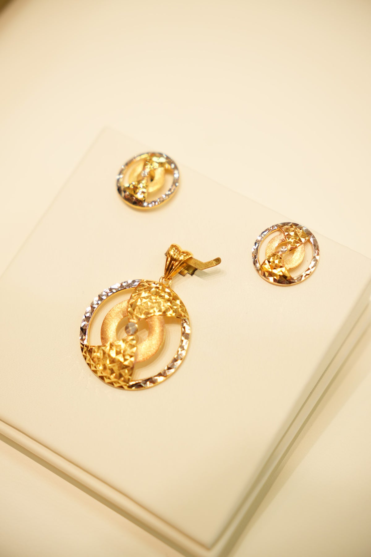 22K Gold Circular Bow Pendant Set