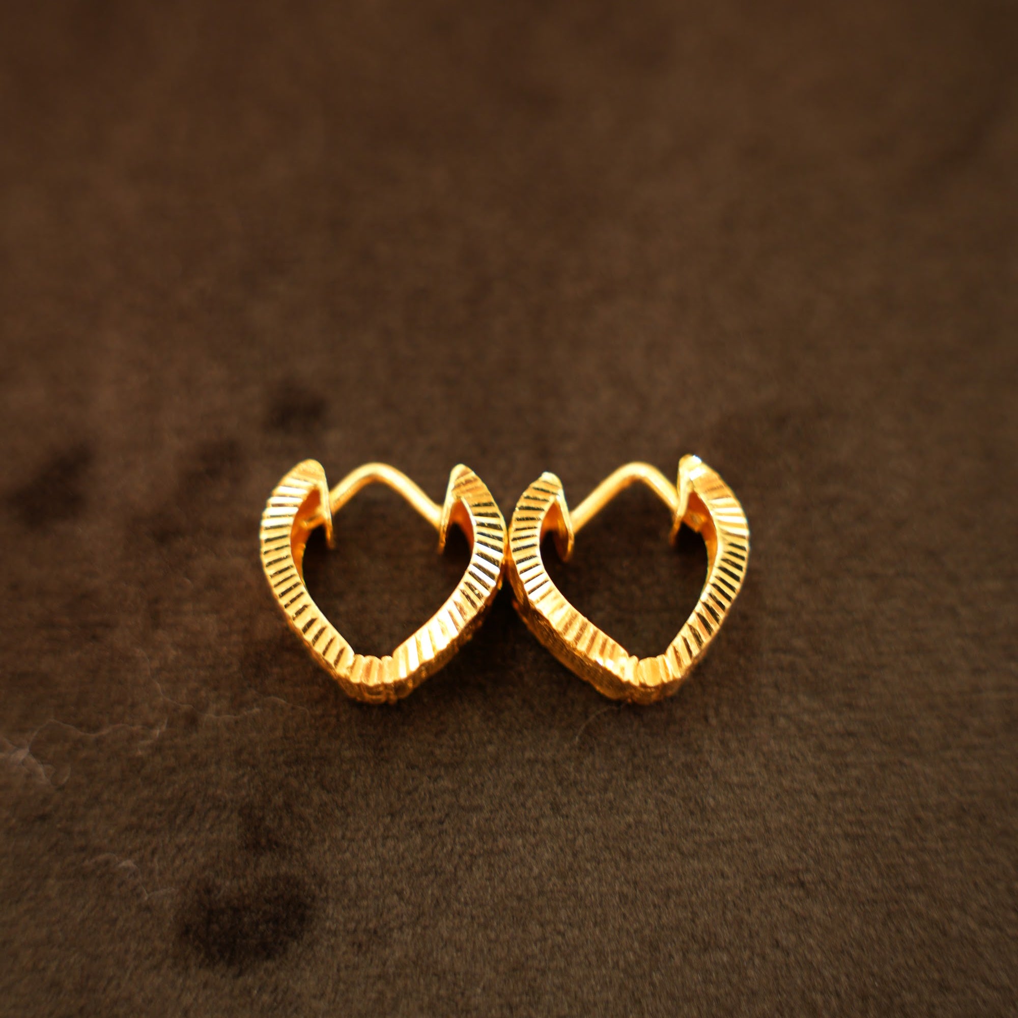 22K Gold Ribbed Heart Hoop Earrings