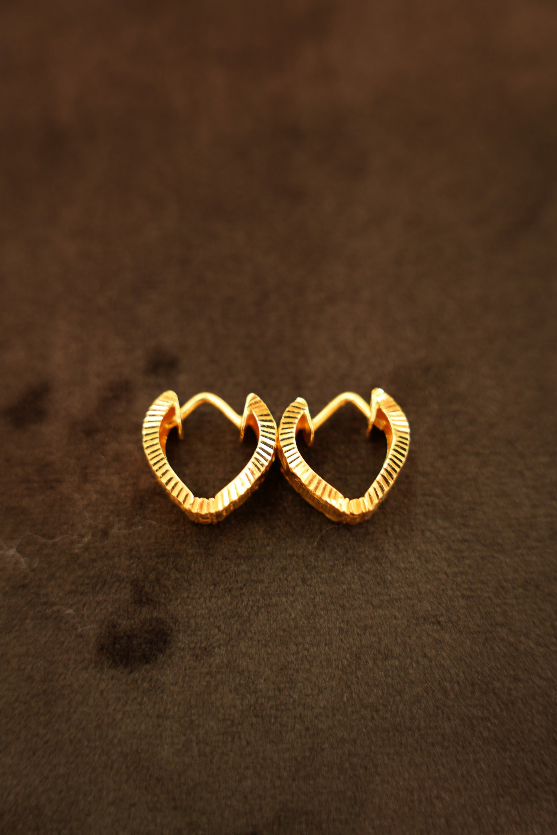22K Gold Ribbed Heart Hoop Earrings