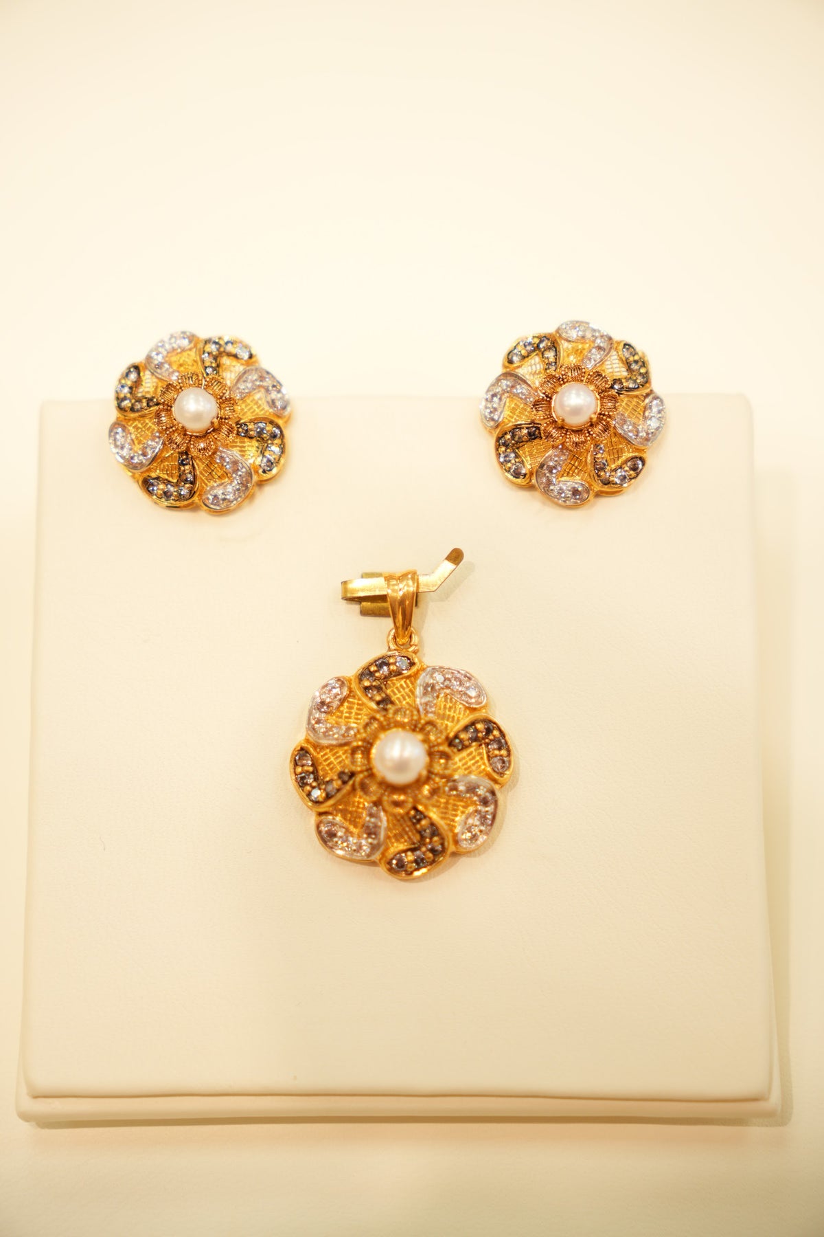 22K Gold Pearl Flower Pendant Set