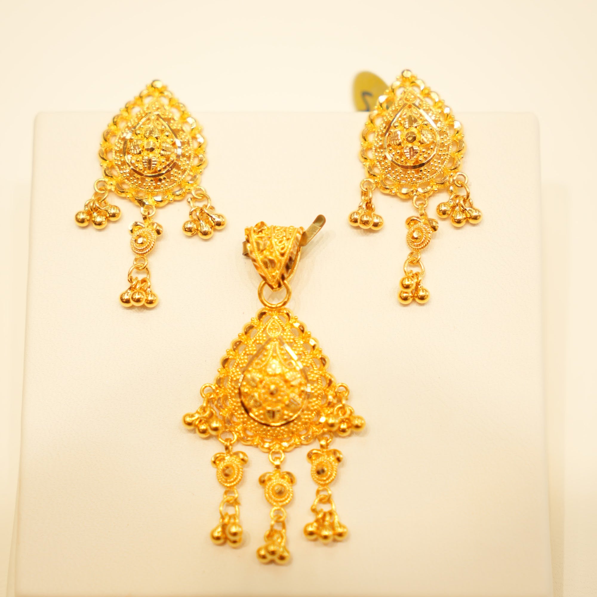 22K Gold Filigree Shield Pendant Set