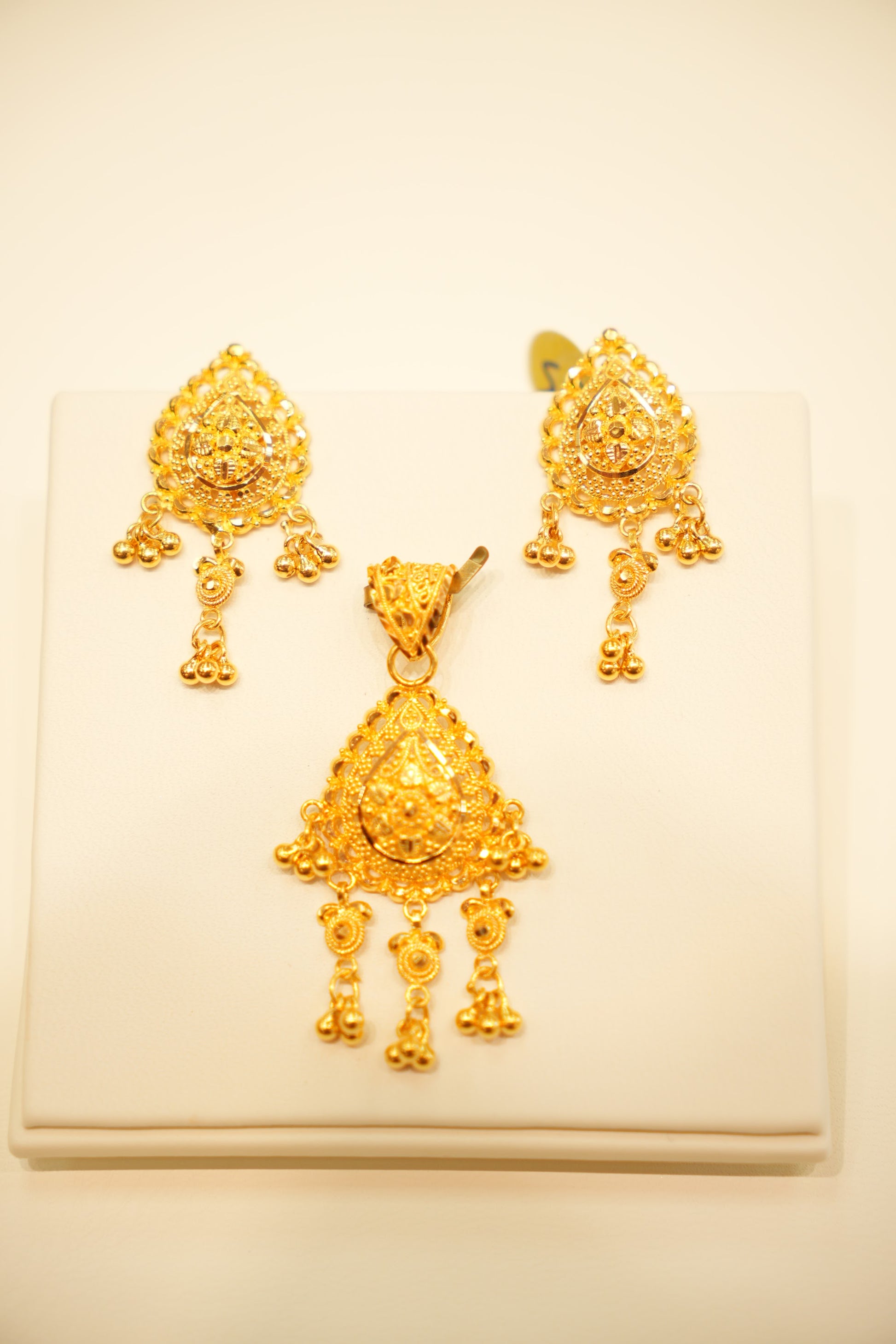 22K Gold Filigree Shield Pendant Set