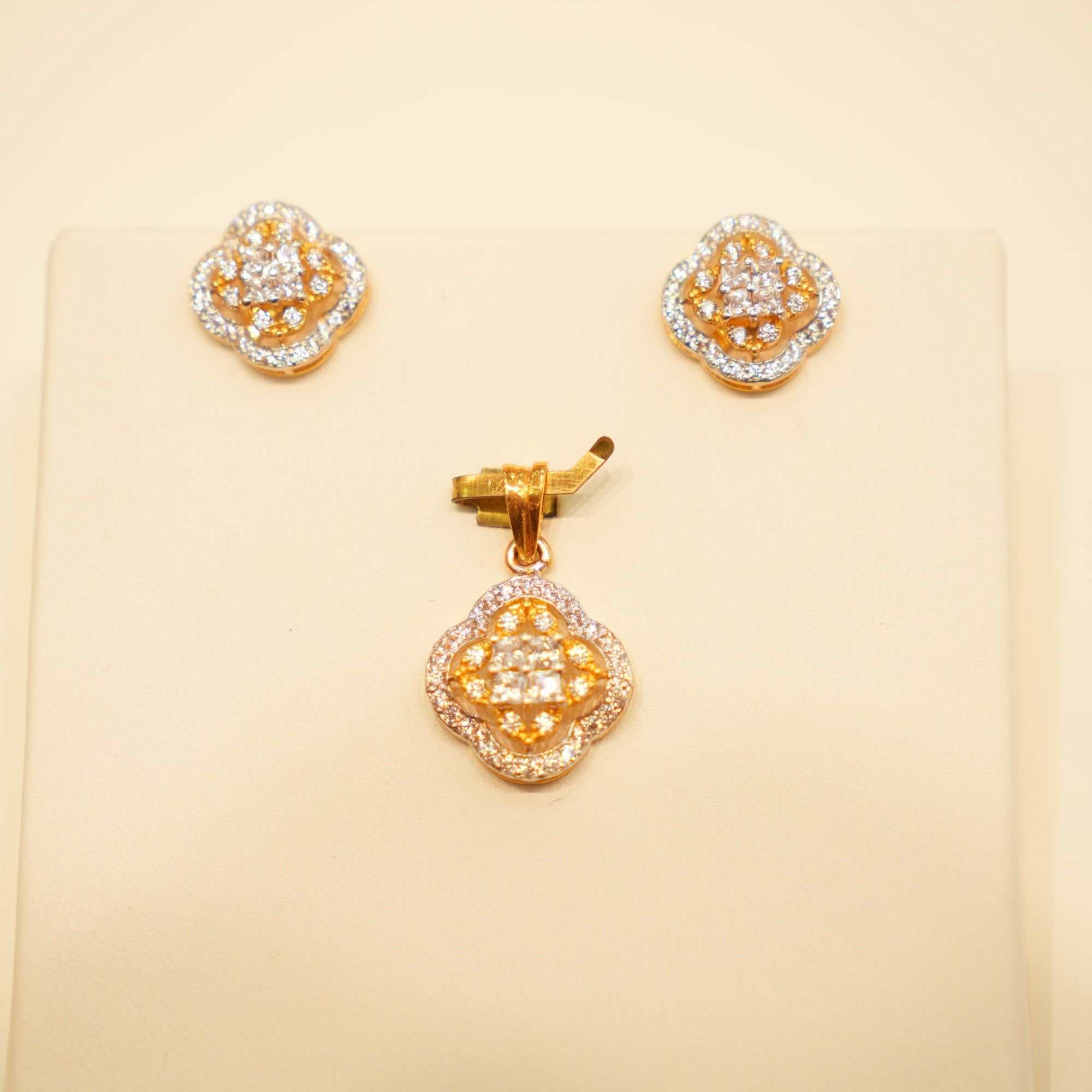 22K Gold Clover Pavé Pendant Set