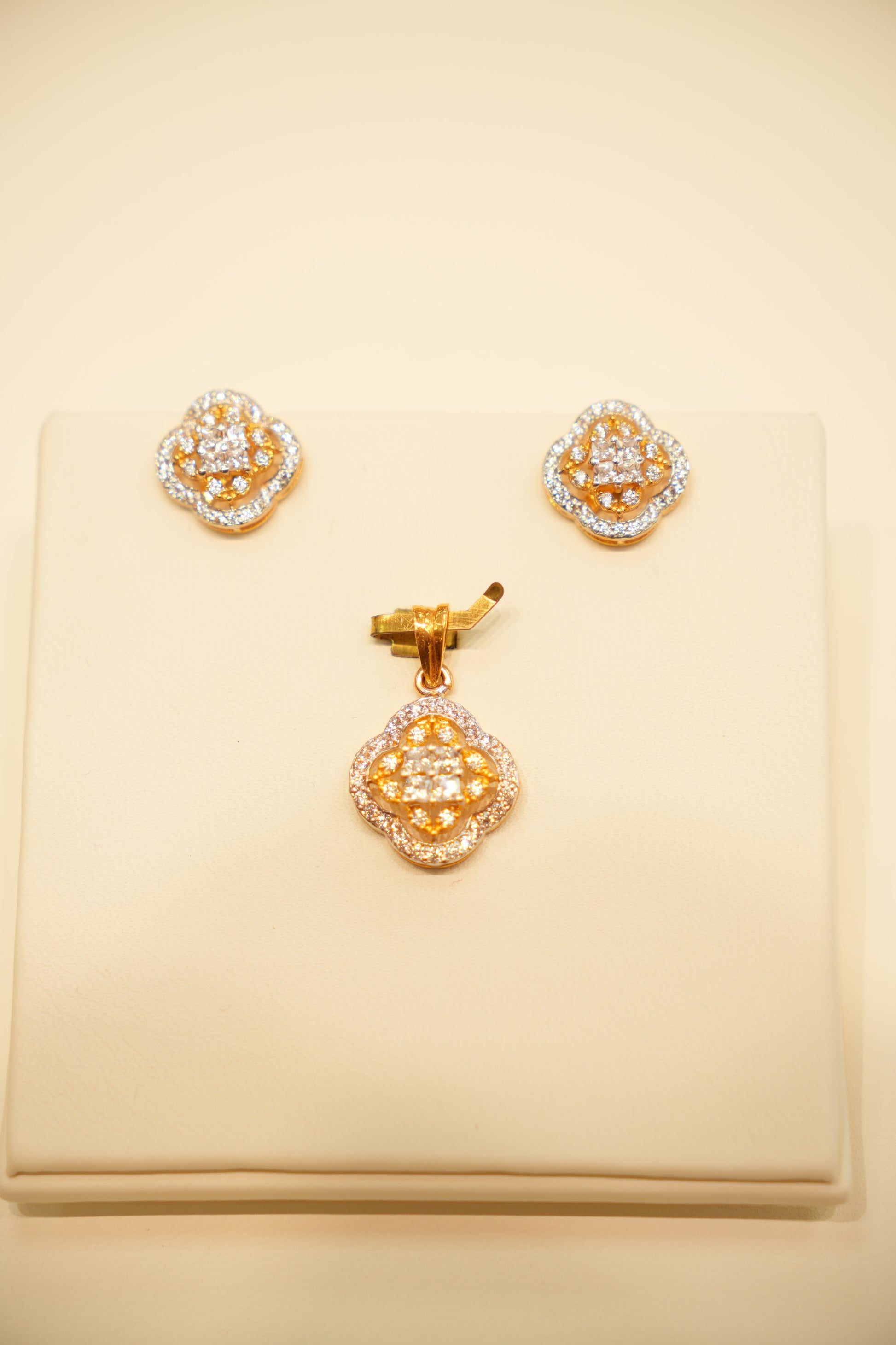 22K Gold Clover Pavé Pendant Set