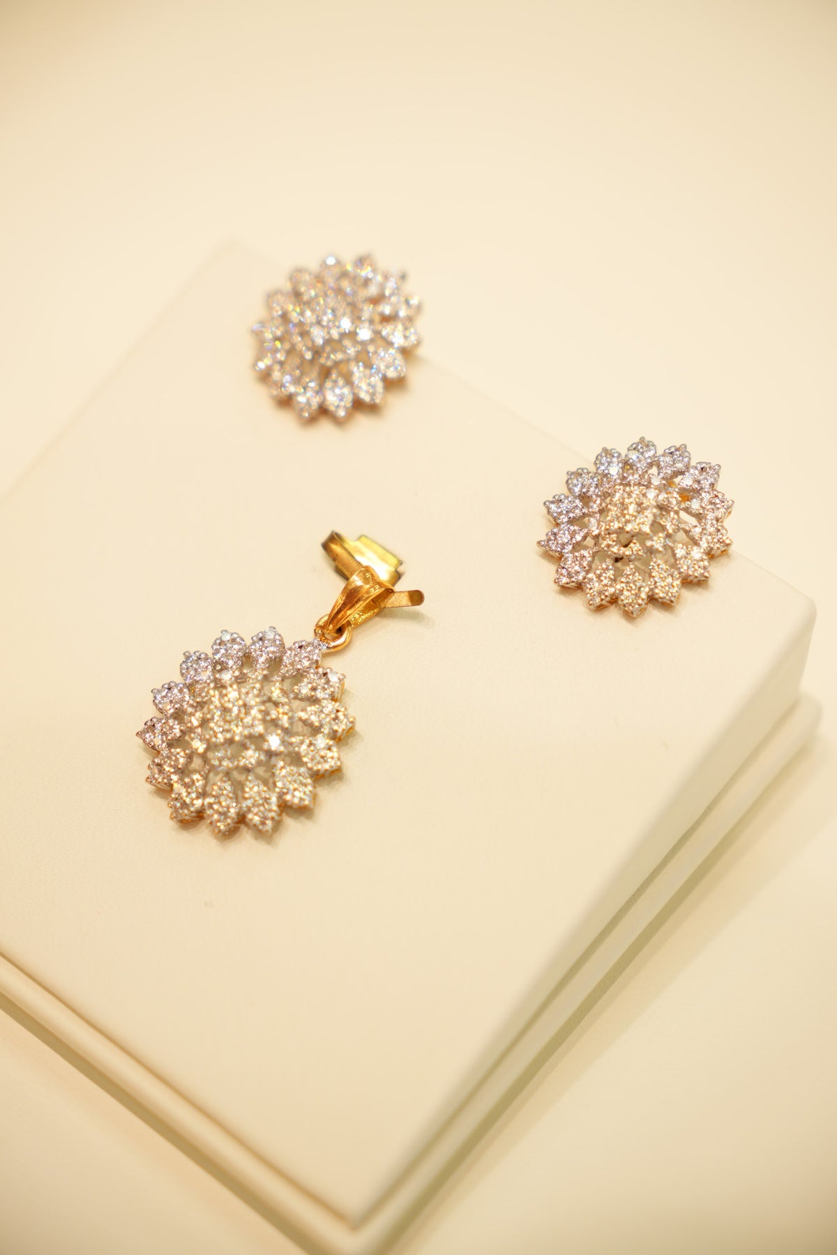 22K Gold Pavé Snowflake Pendant Set