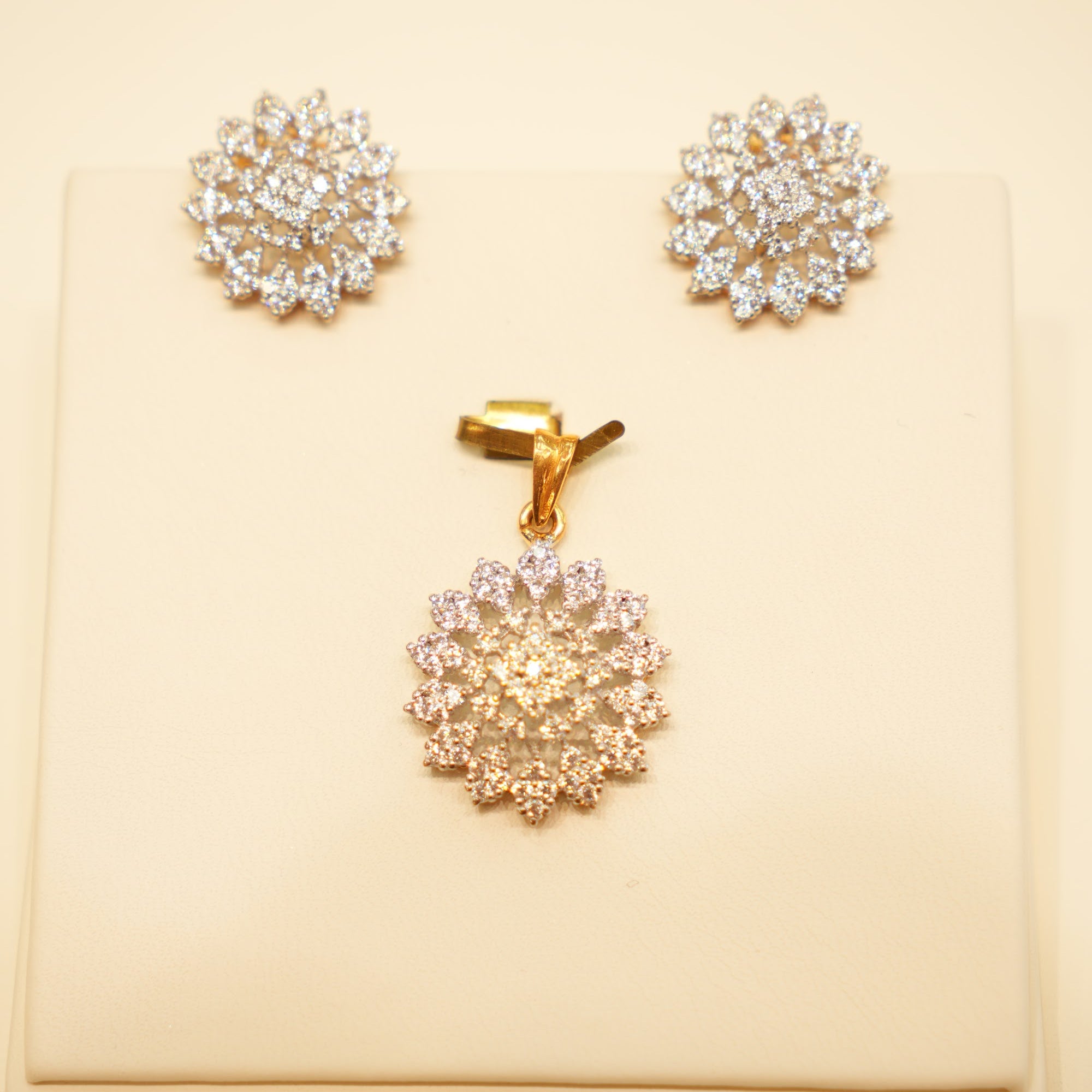 22K Gold Pavé Snowflake Pendant Set