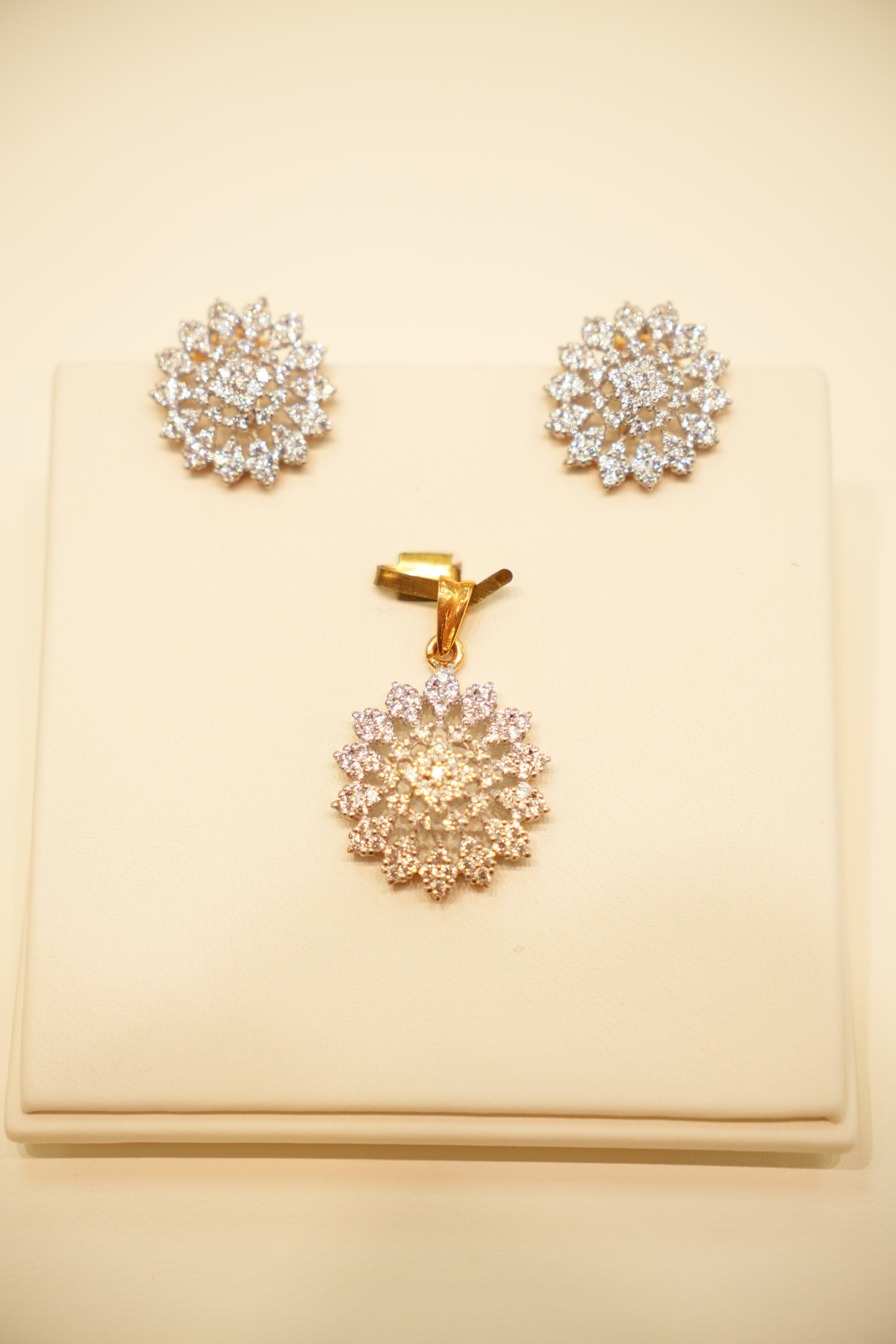 22K Gold Pavé Snowflake Pendant Set