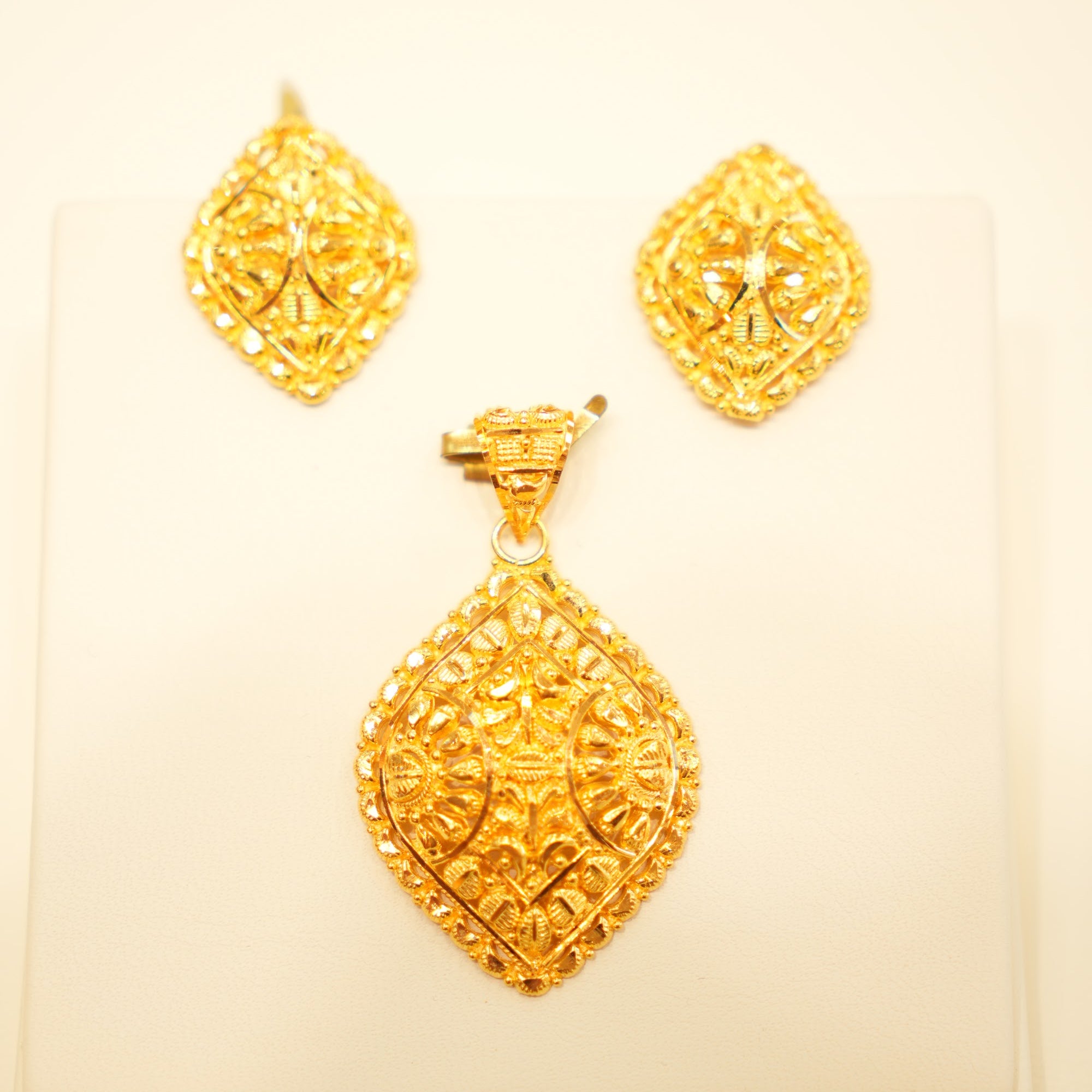 22K Gold Marquise Filigree Pendant Set