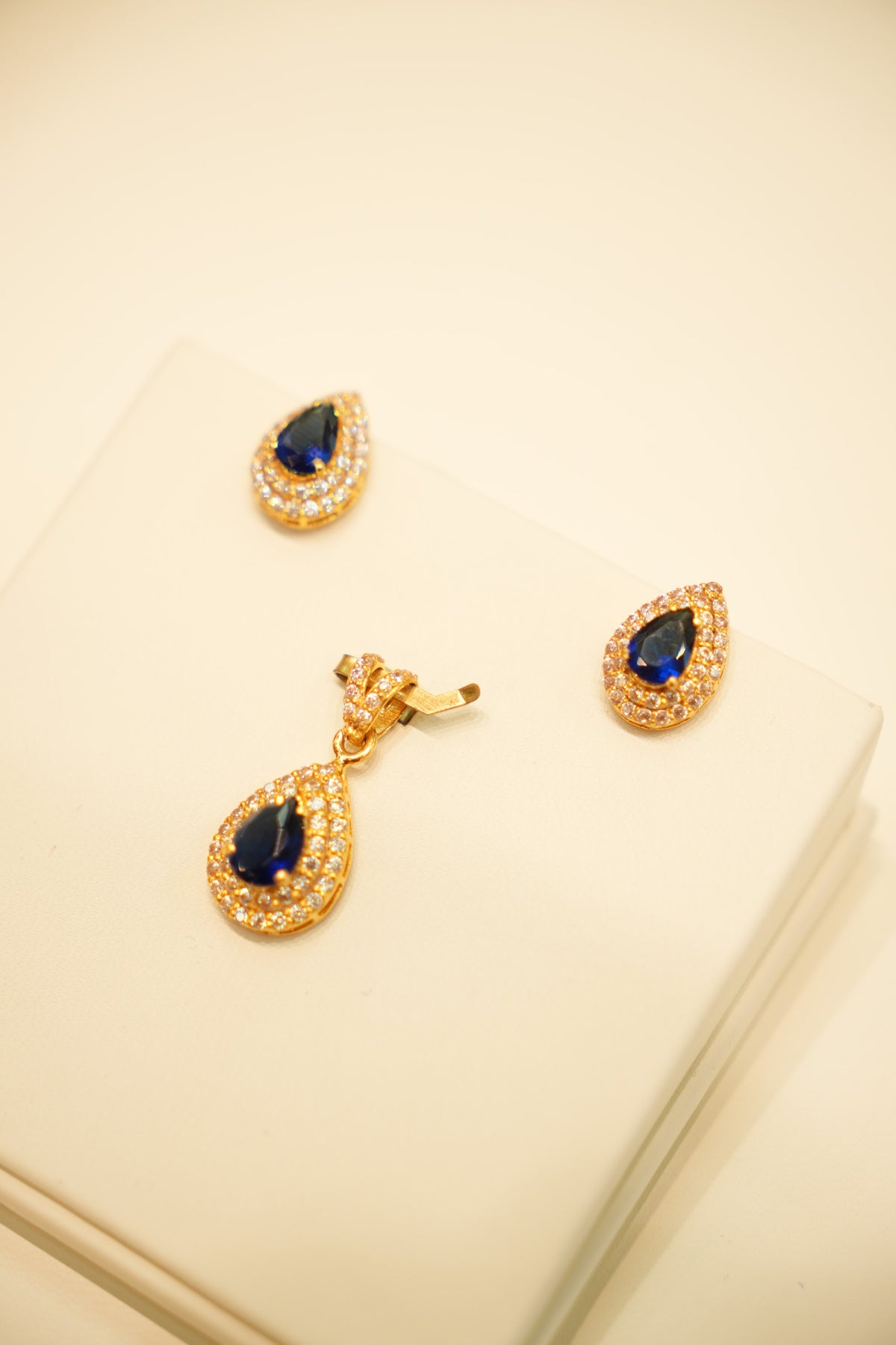 22K Gold Sapphire Halo Pendant Set
