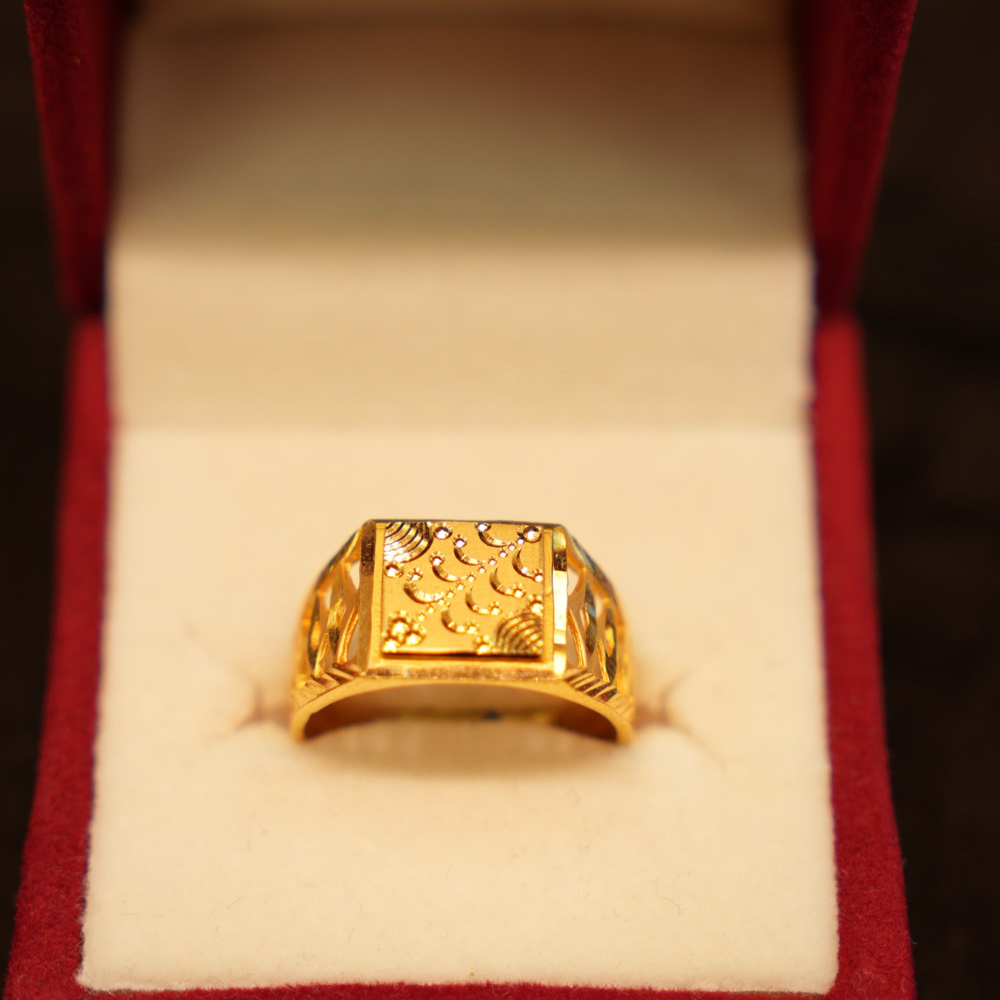 22K Gold Scalloped Fish-Scale Signet Ring