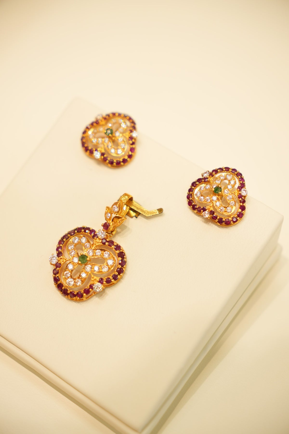 22K Gold Multi-Stone Clover Pendant Set