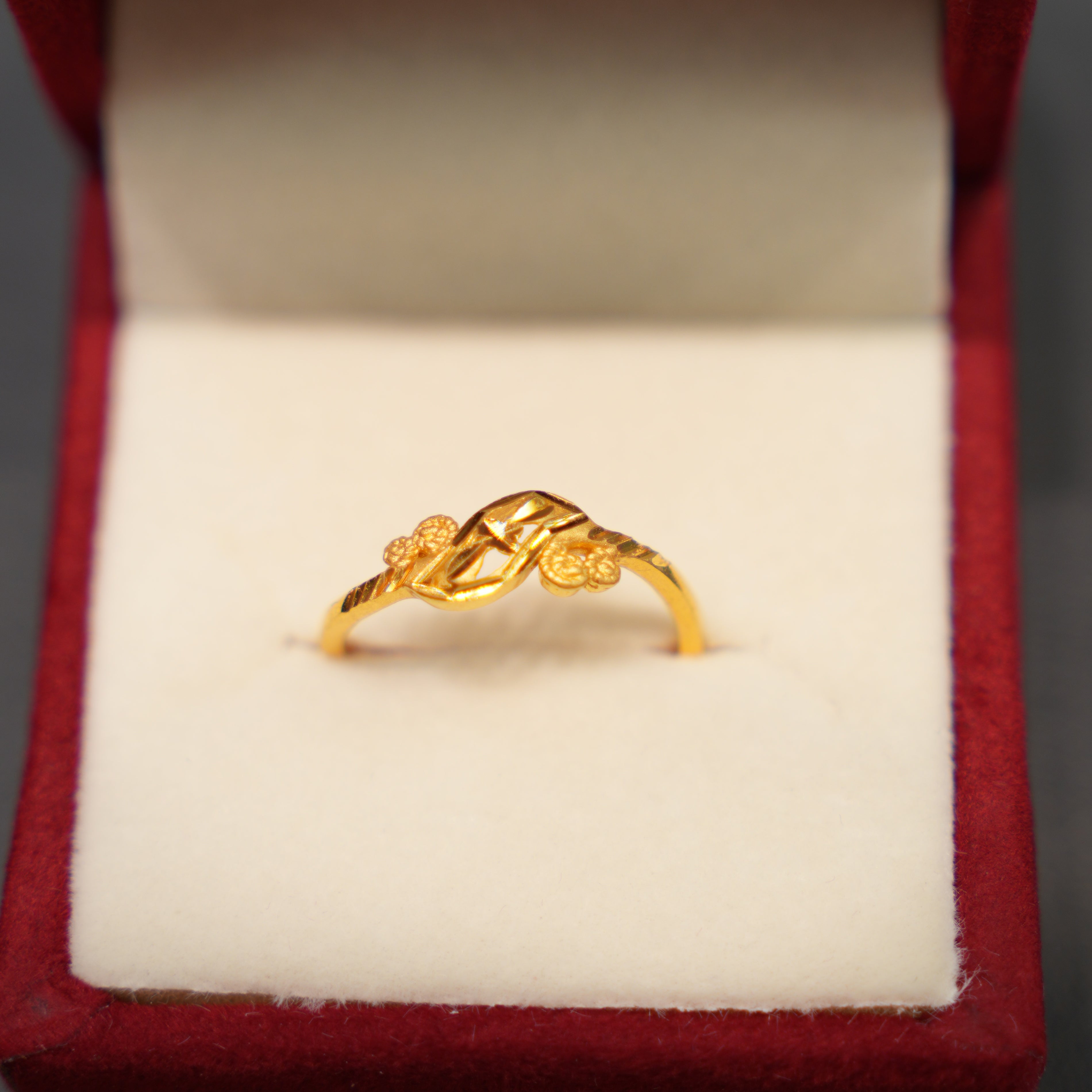 22K Gold Ladies Ring