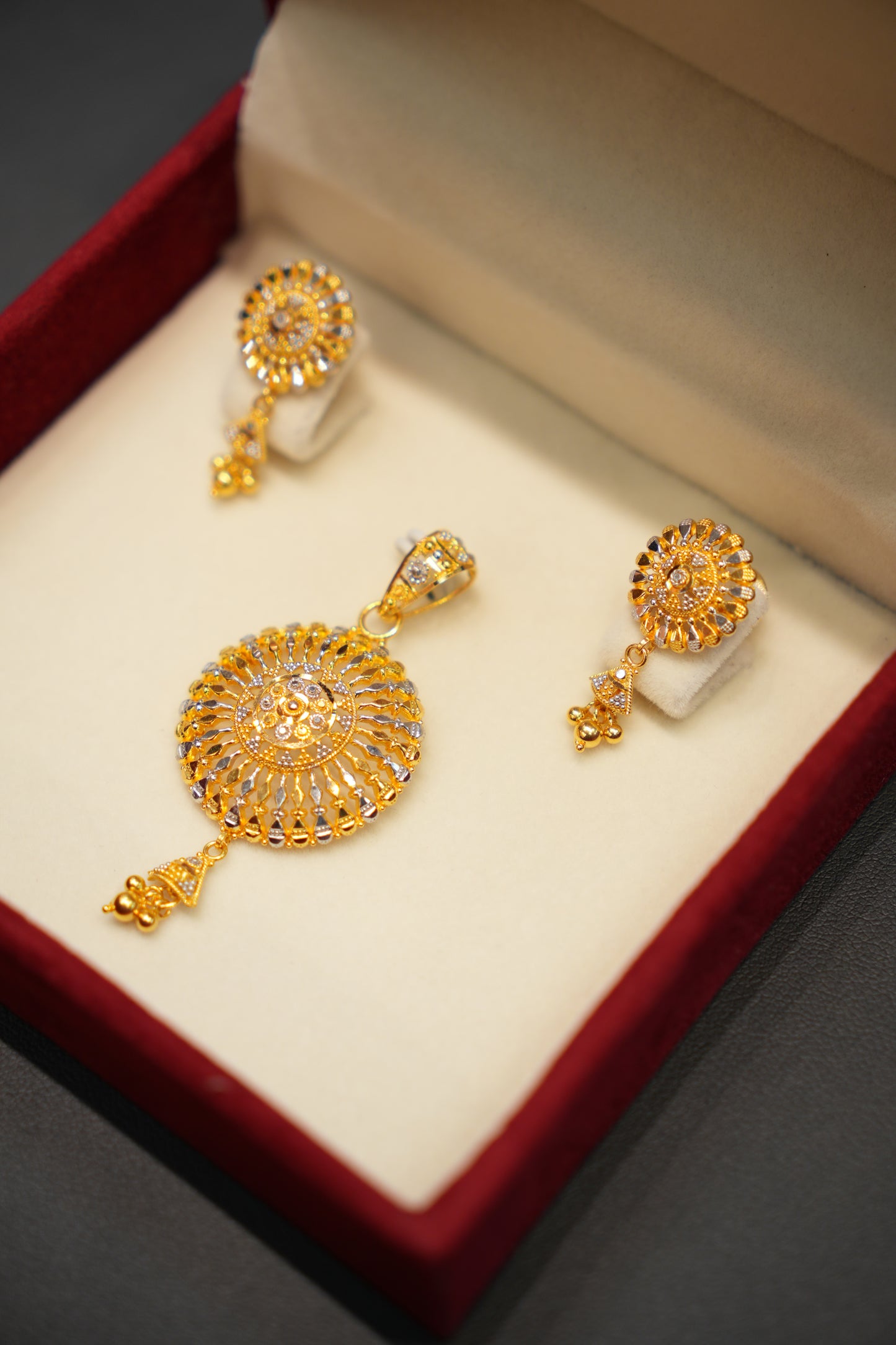 22K Gold Ladies Pendant Set