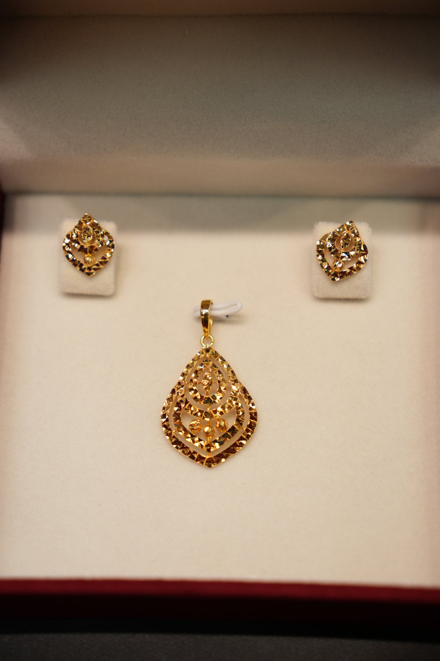22K Gold Ladies Pendant Set