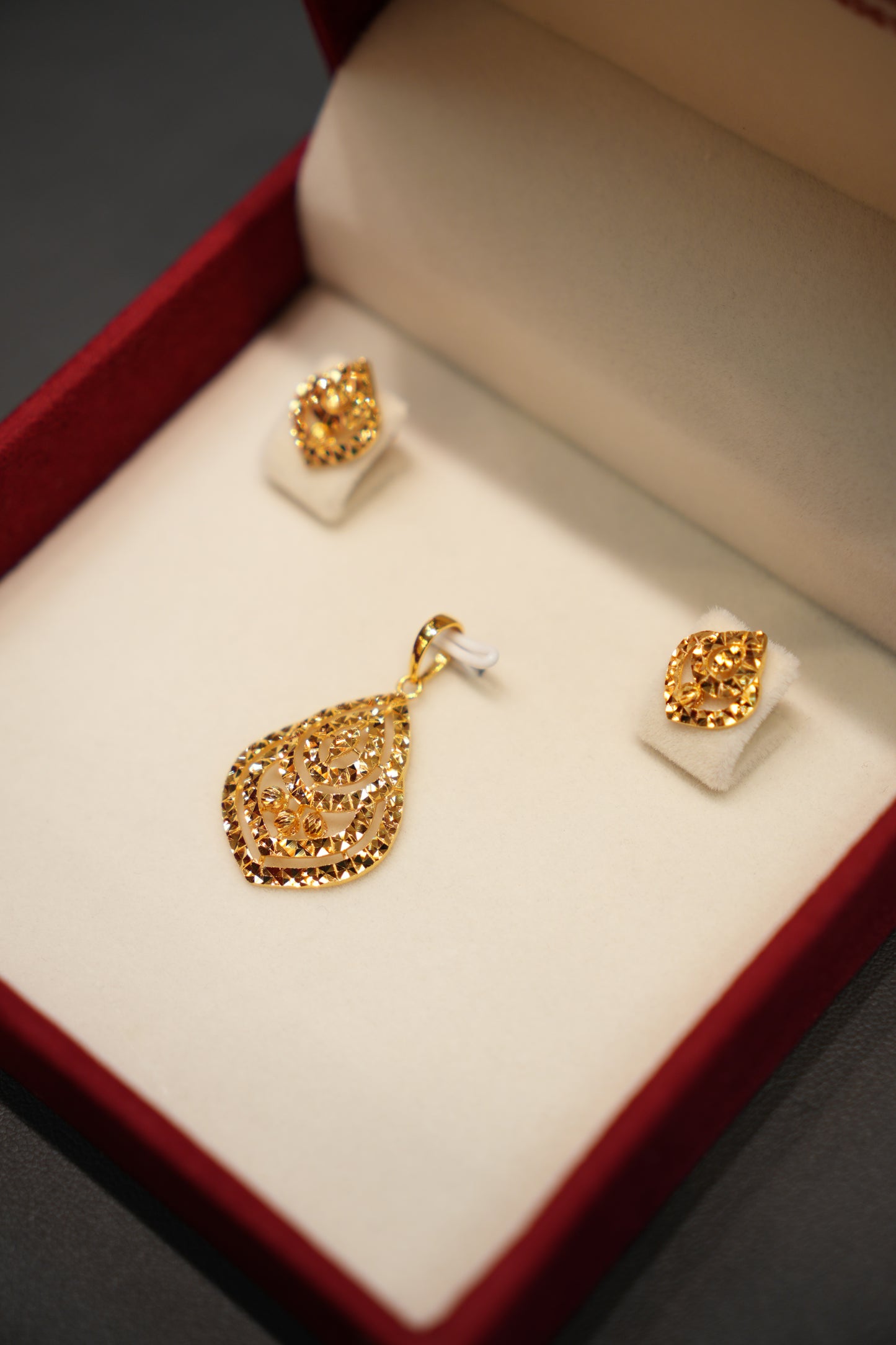 22K Gold Ladies Pendant Set